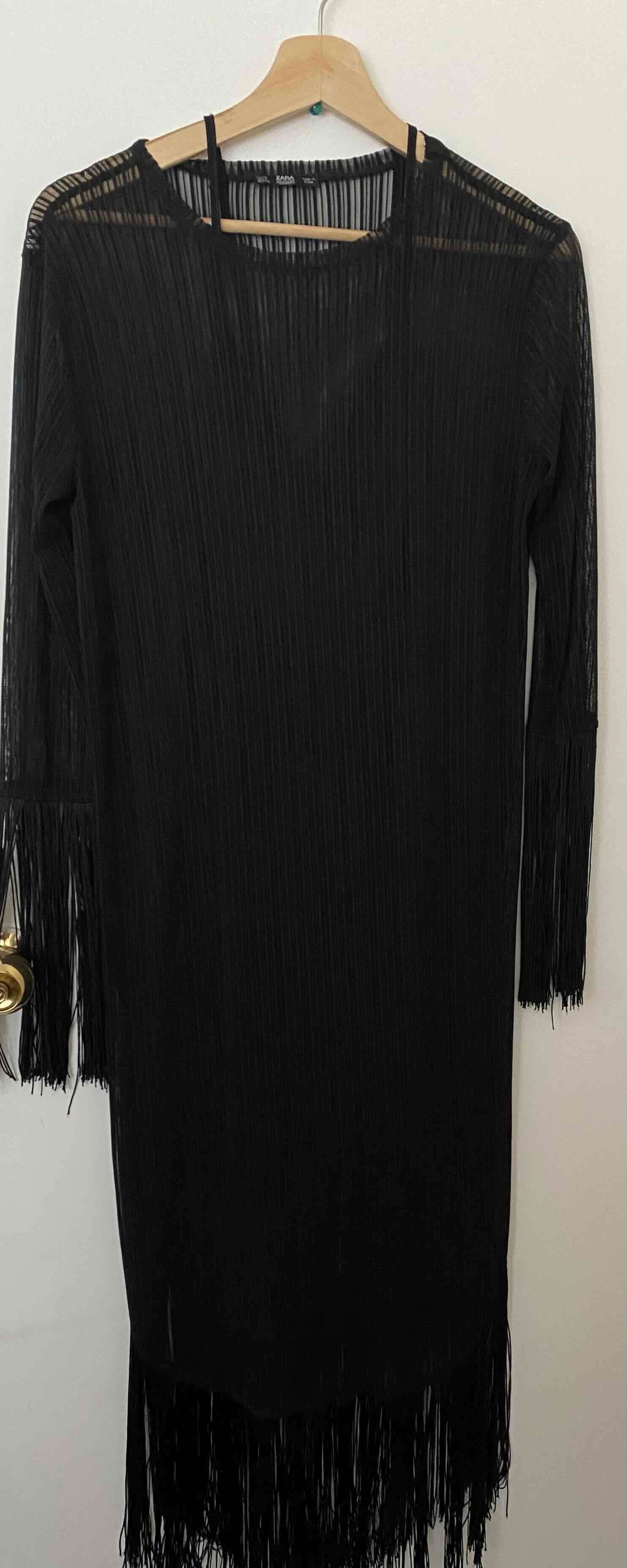 Vestido negro con flecos