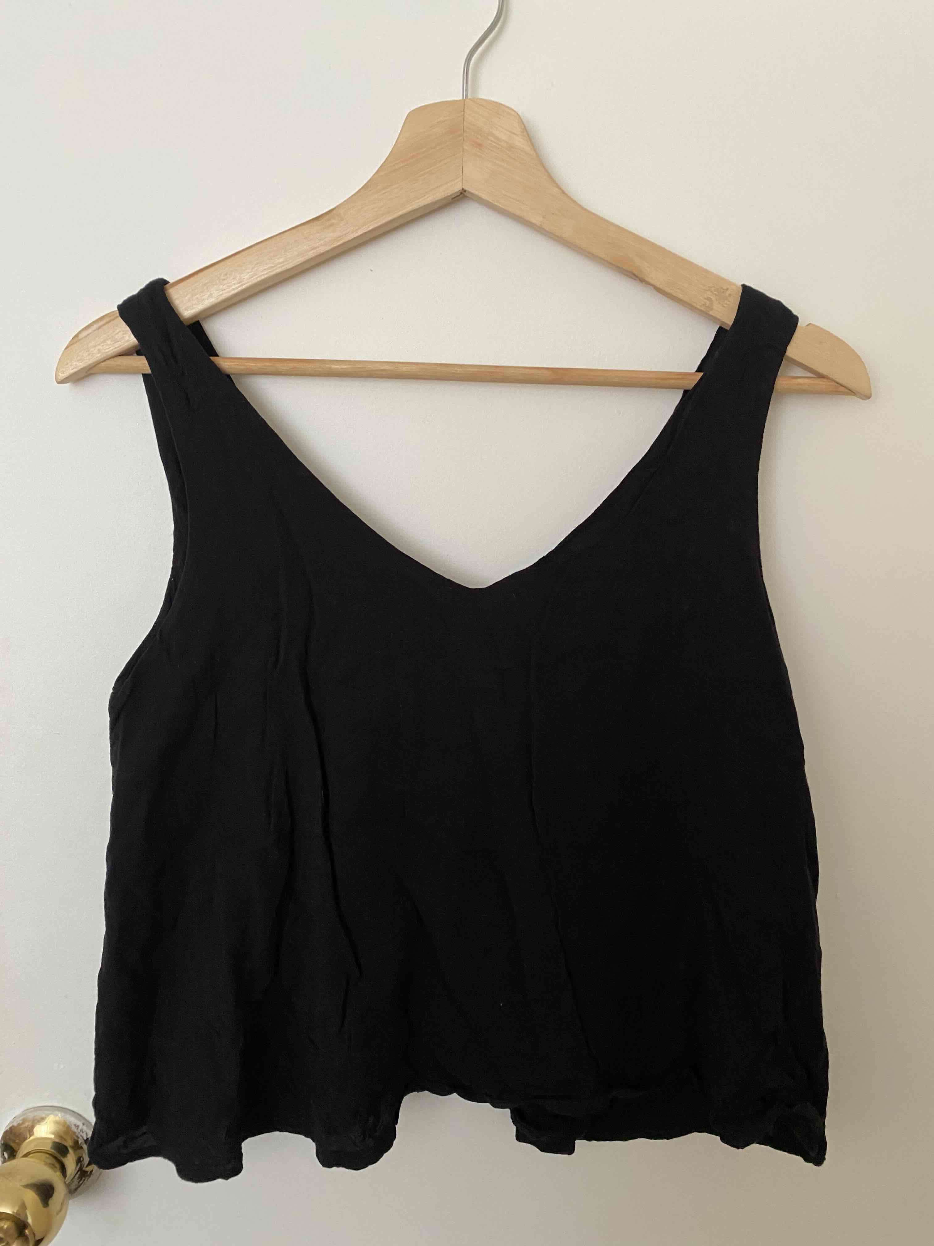 Polera negra de tirantes