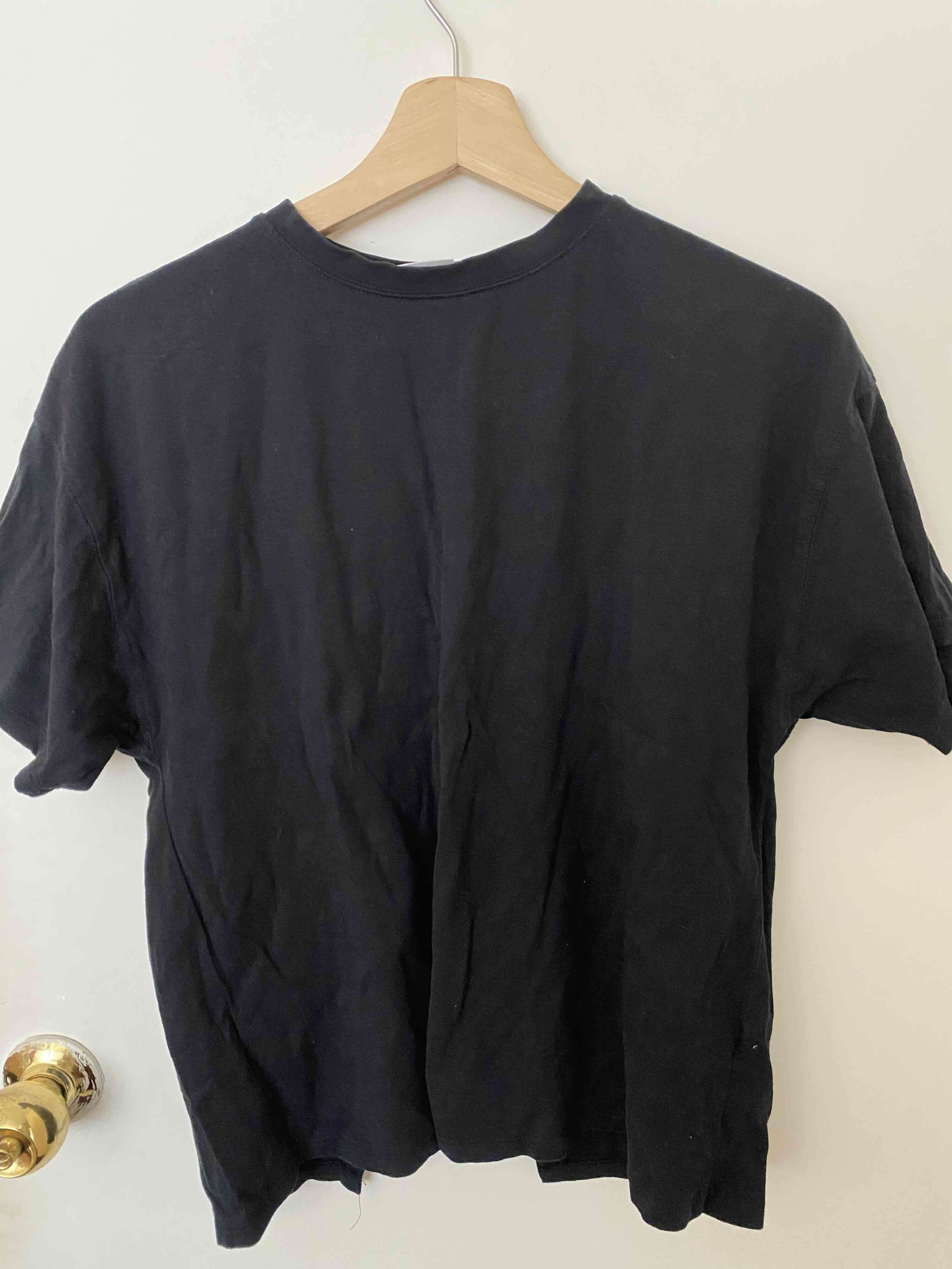 Polera negra básica