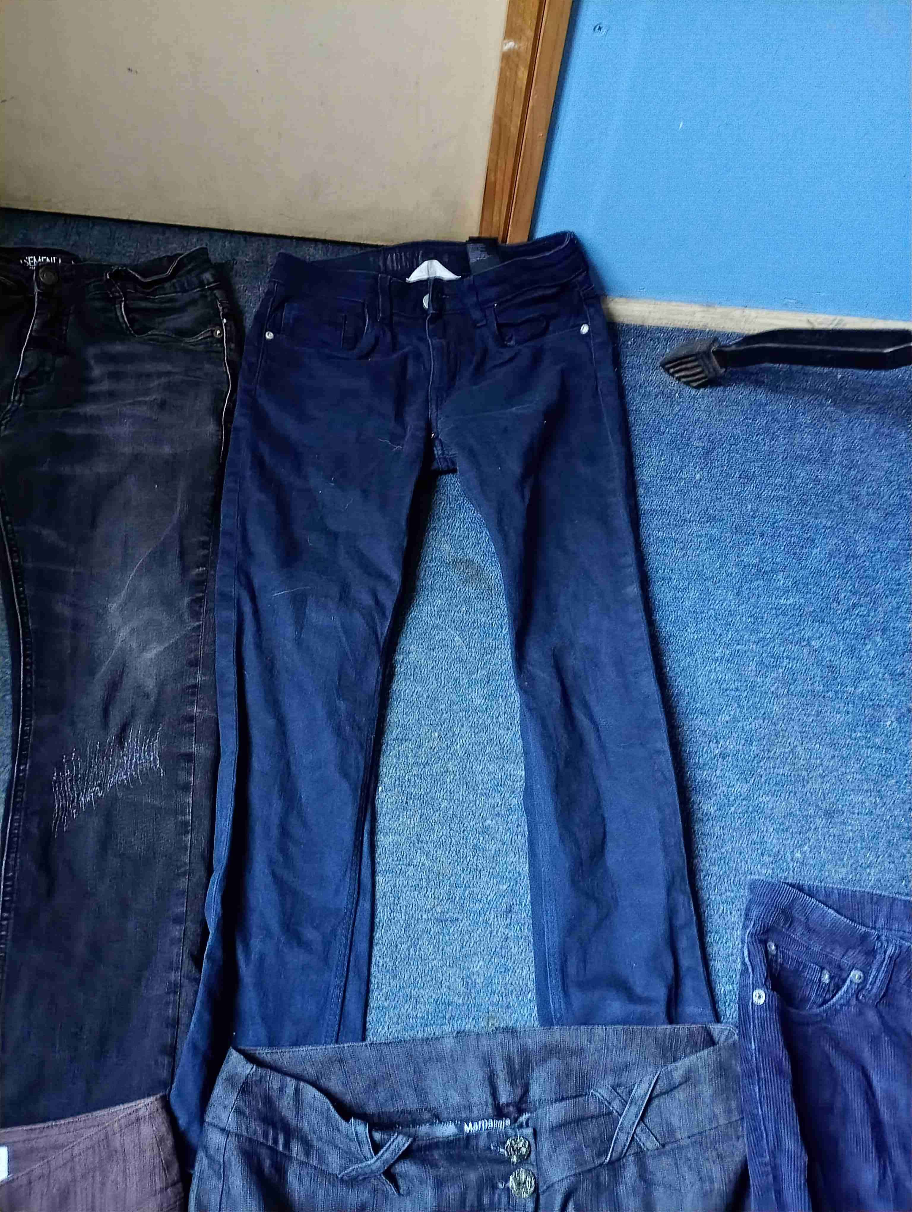 Jeans negros con desgaste y jeens de mujer - miniatura 2