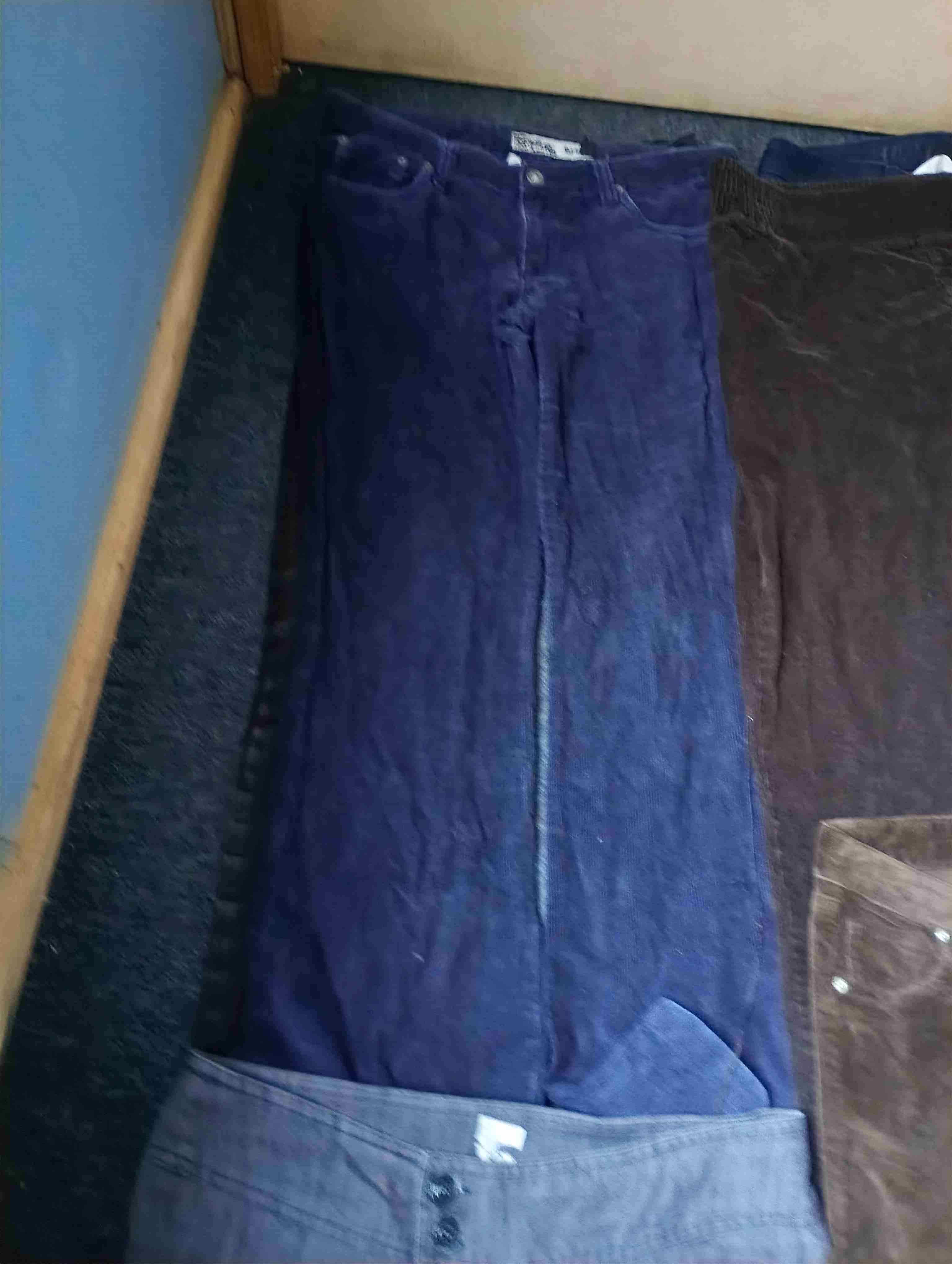 Jeans negros con desgaste y jeens de mujer - miniatura 3