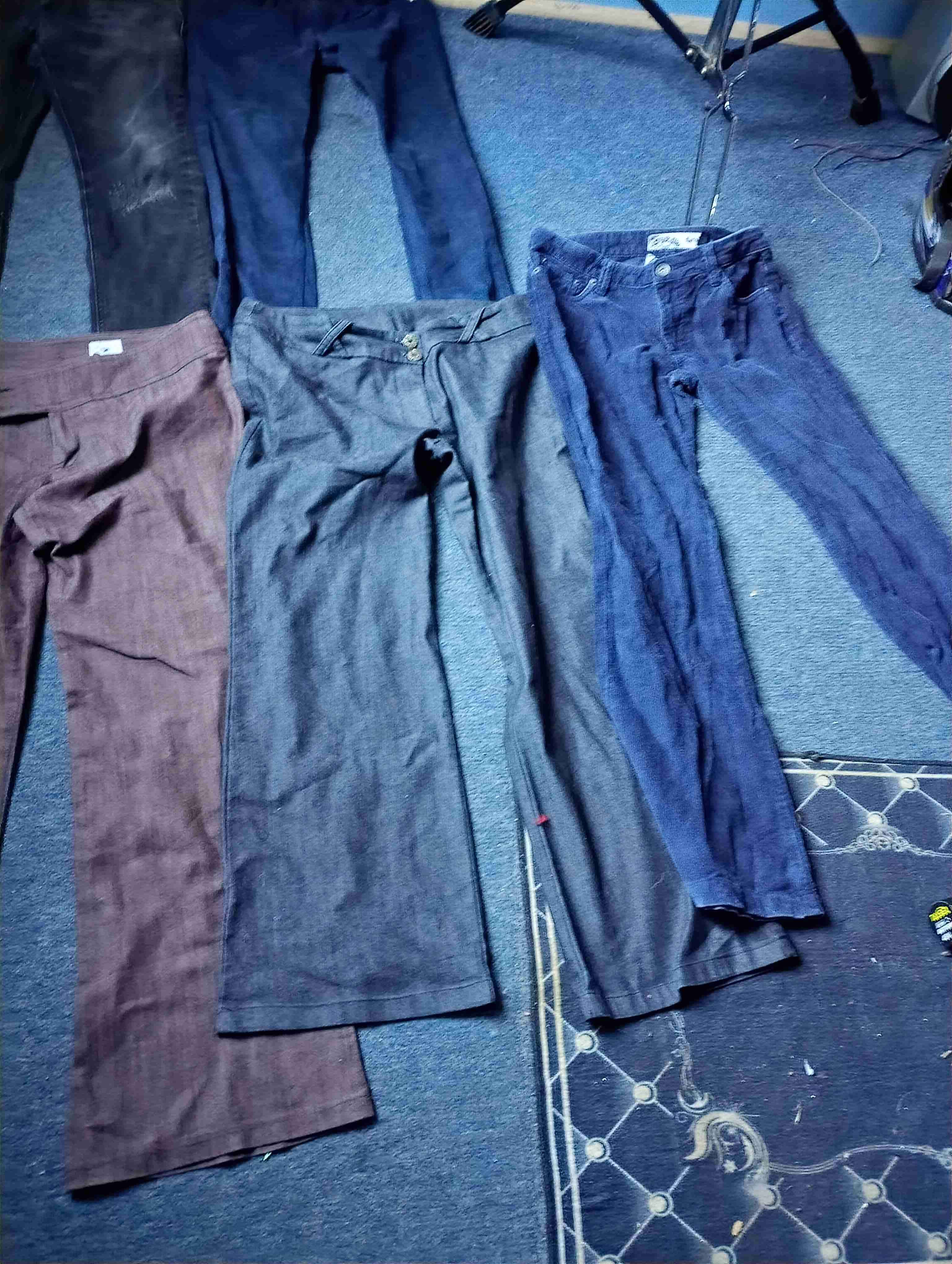 Jeans negros con desgaste y jeens de mujer - miniatura 4