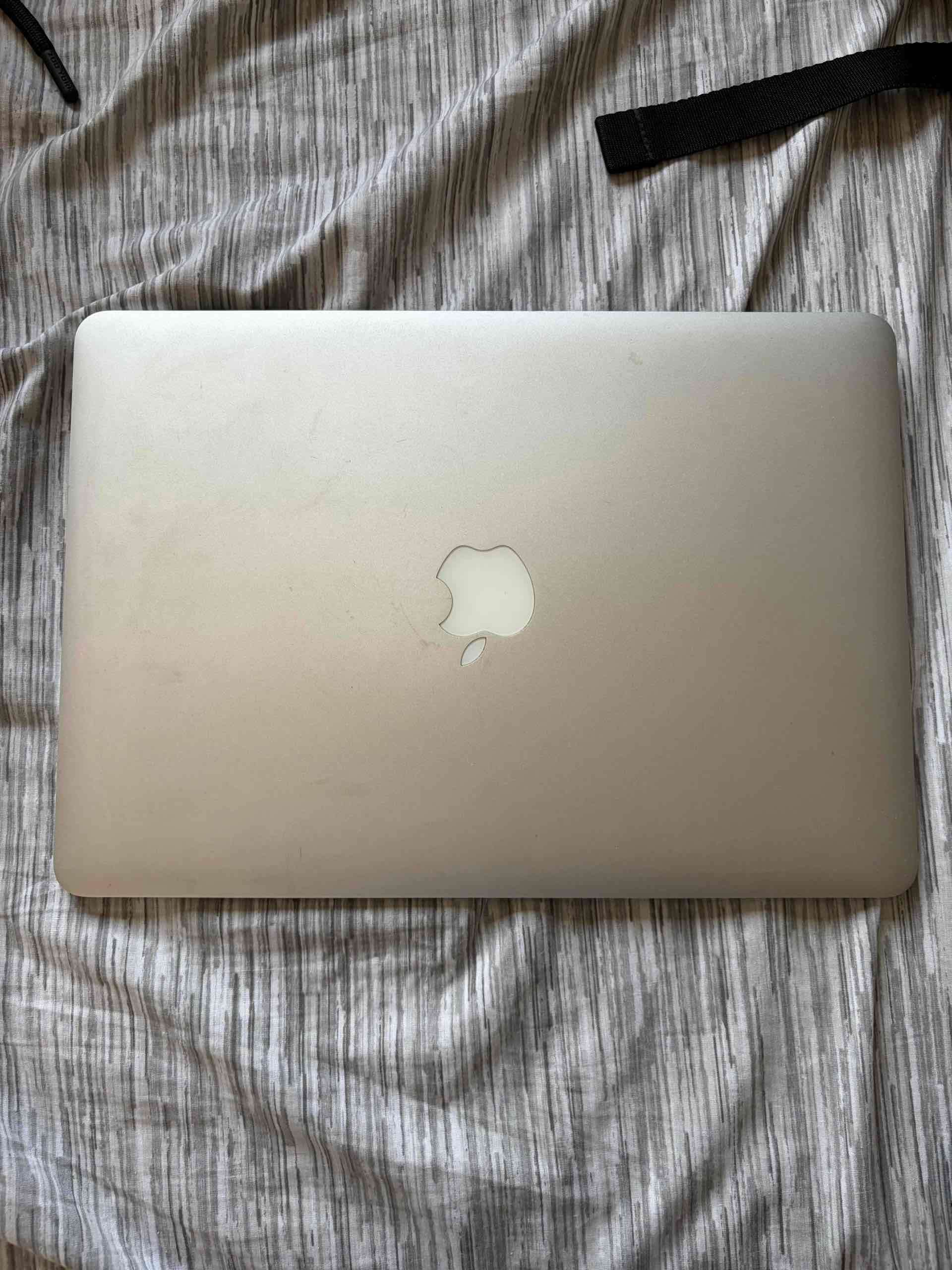 Laptop MacBook Air usada - miniatura 2