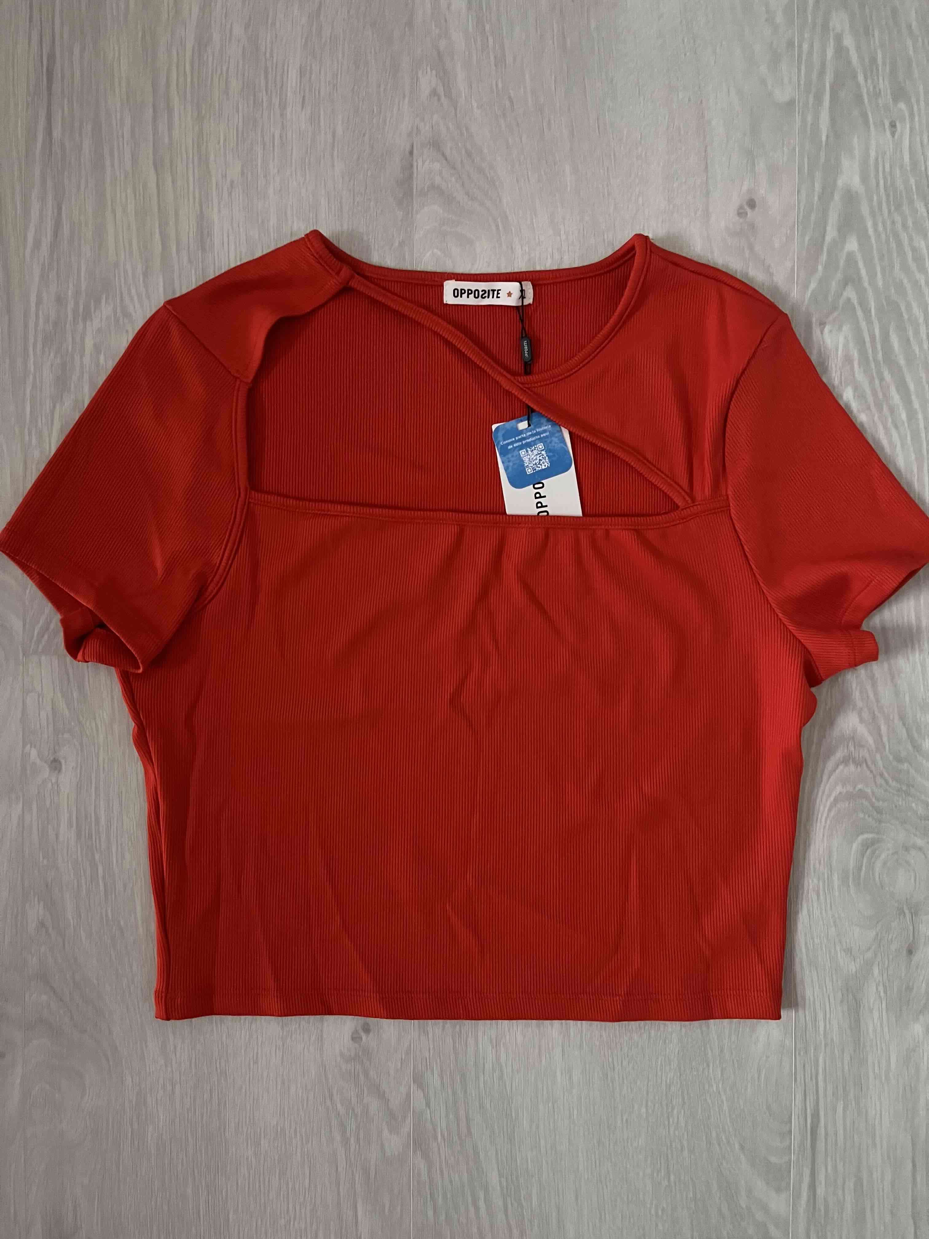 Polera roja con detalle cut-out