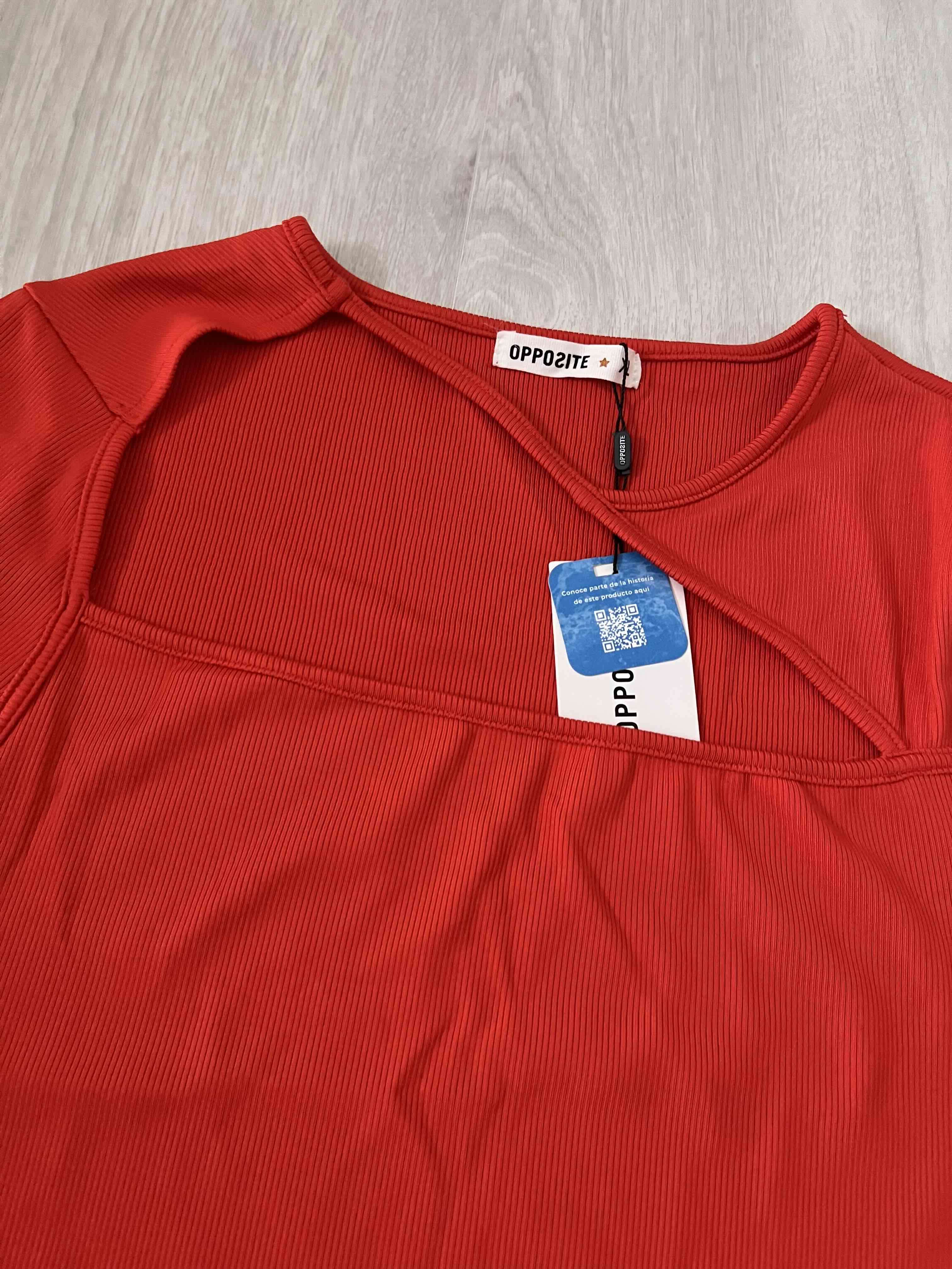 Polera roja con detalle cut-out - miniatura 2