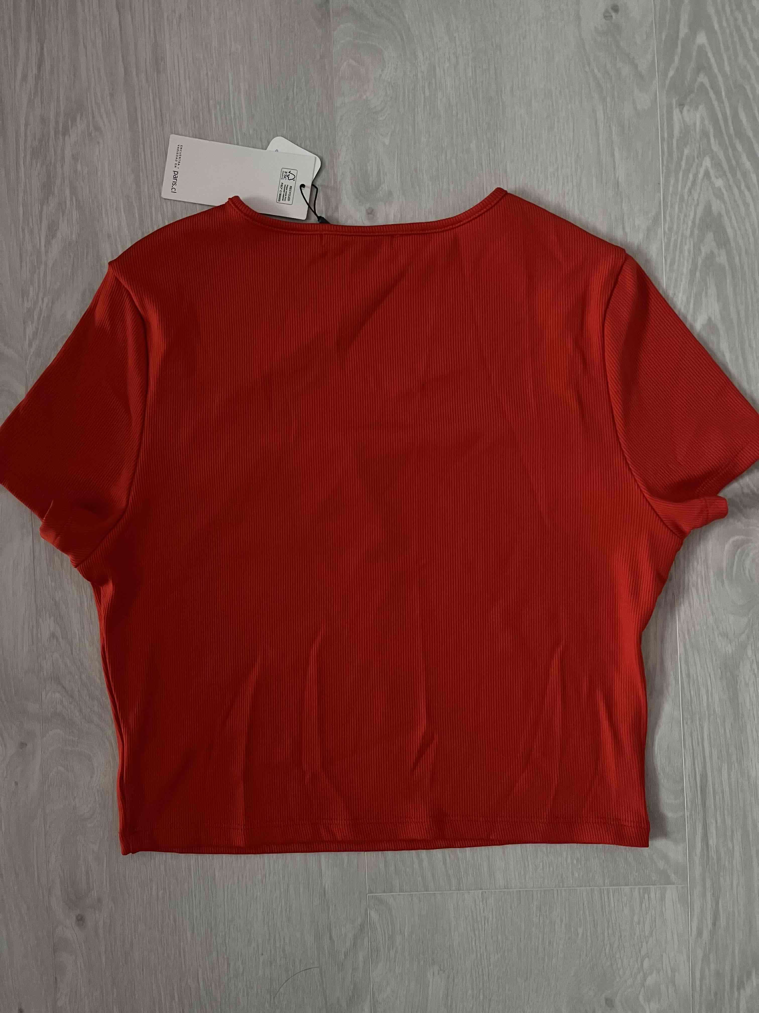 Polera roja con detalle cut-out - miniatura 3