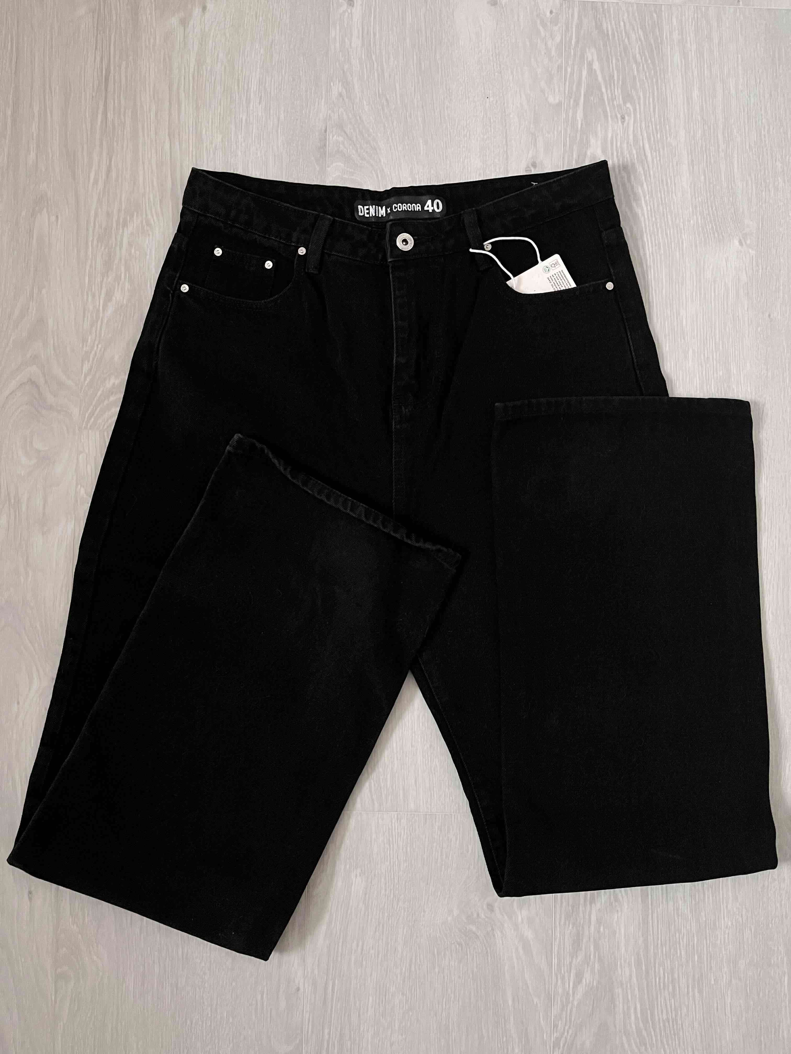 Pantalones negros de mezclilla