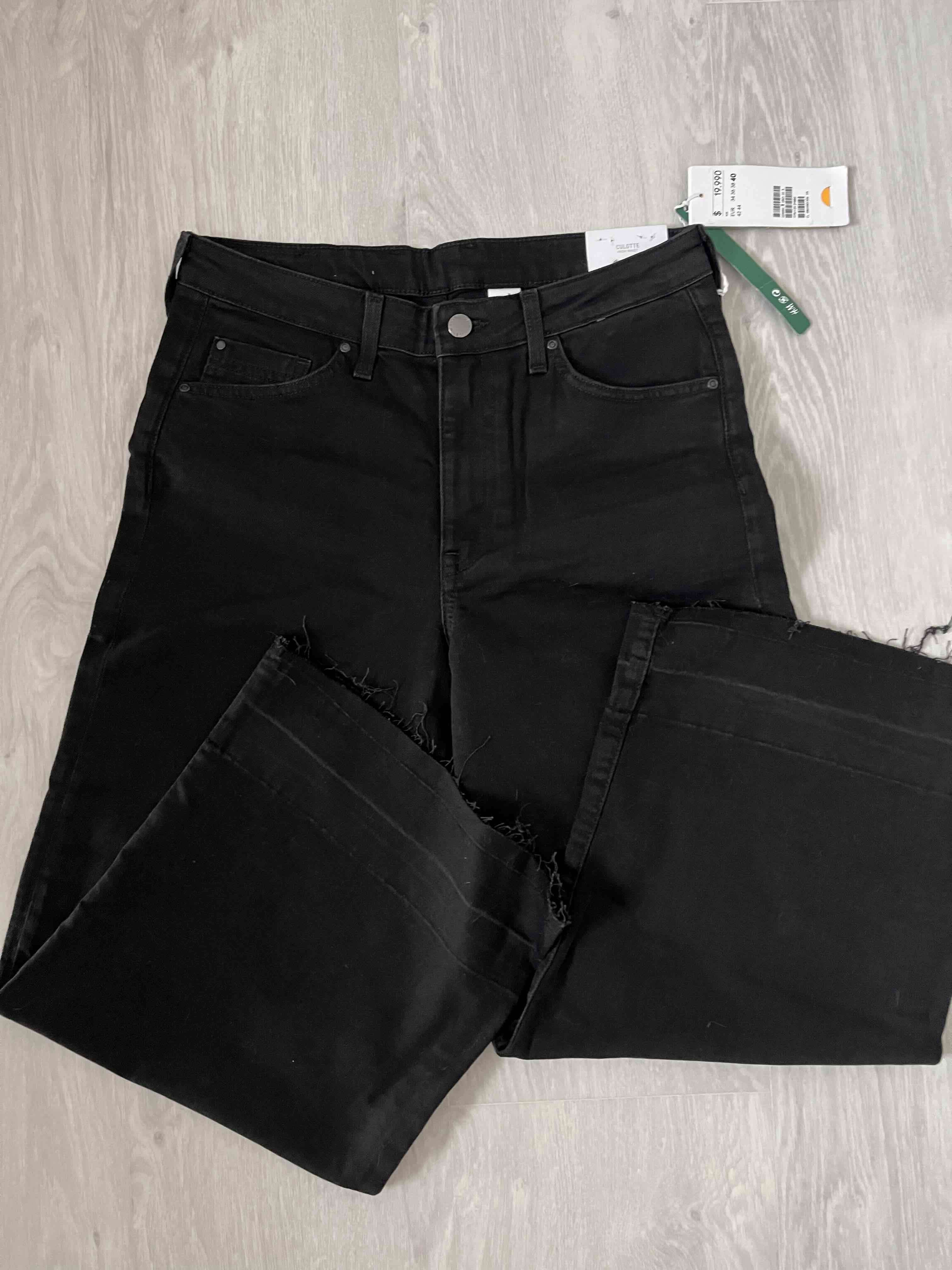Jeans negros con bordes deshilachados