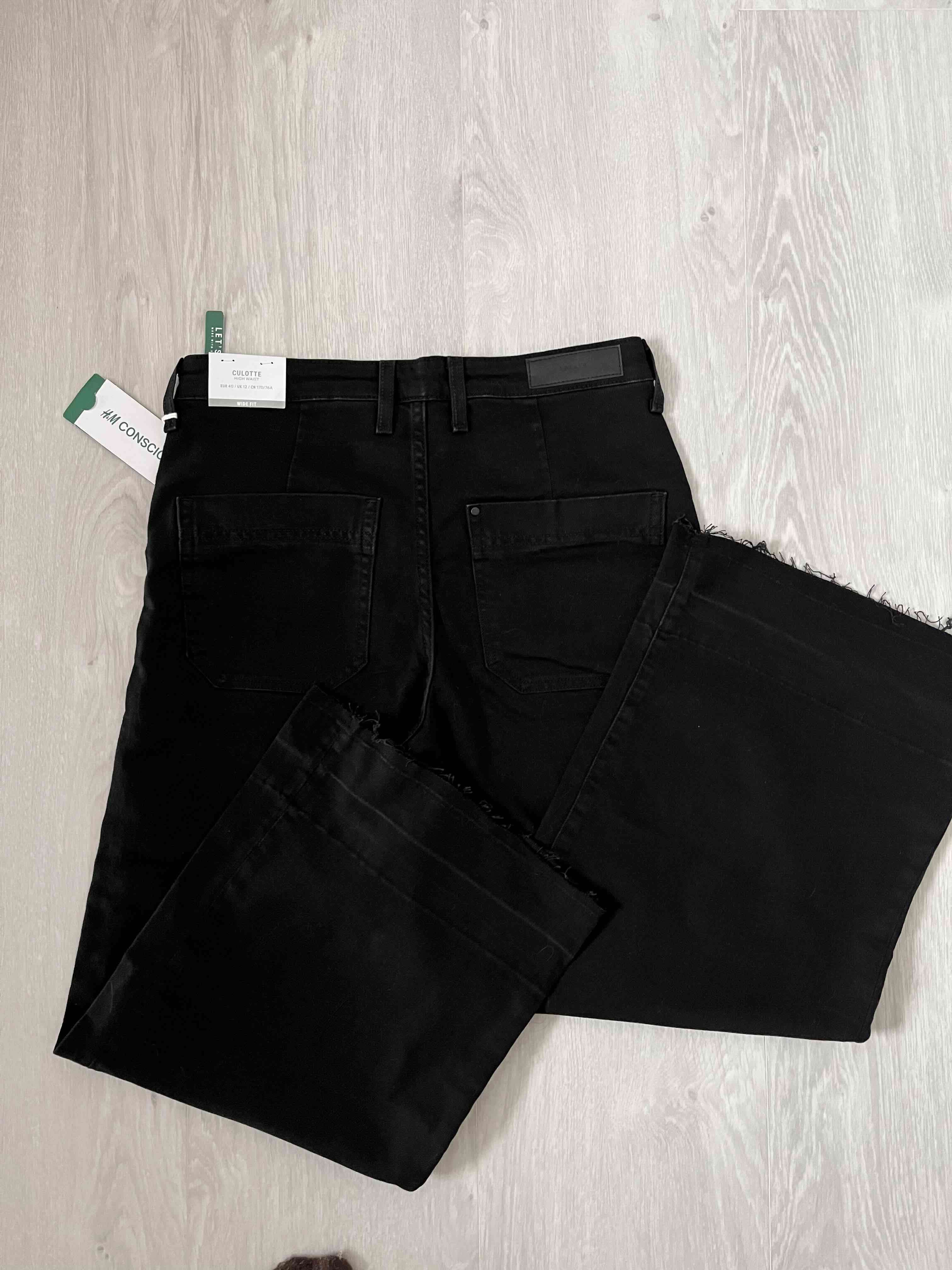 Jeans negros con bordes deshilachados - miniatura 2