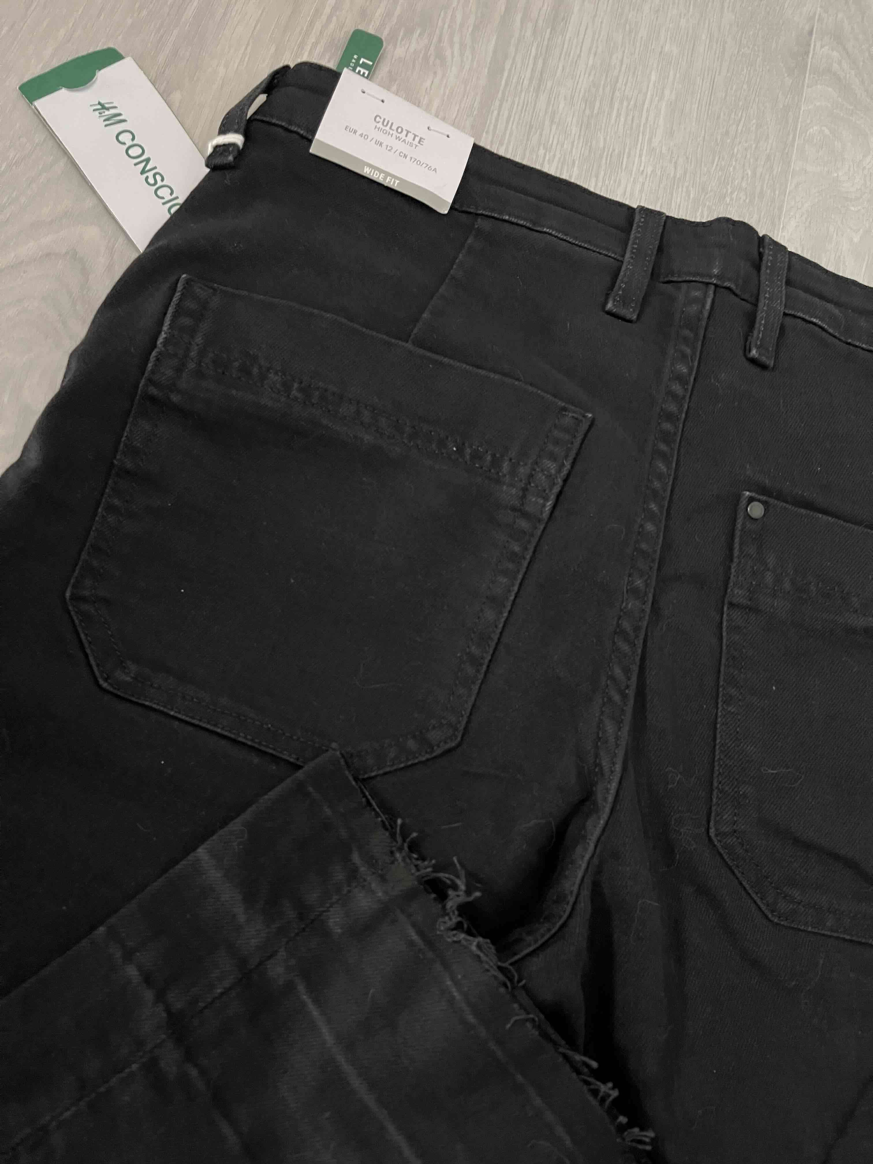 Jeans negros con bordes deshilachados - miniatura 3