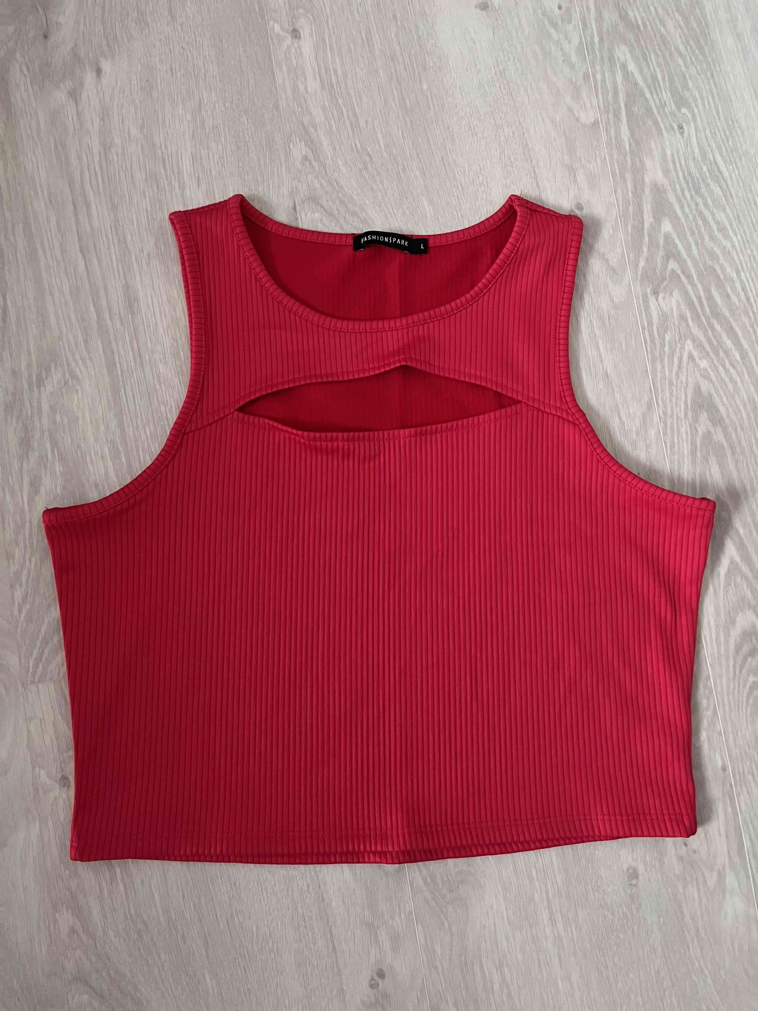 Top sin mangas rojo corte moderno