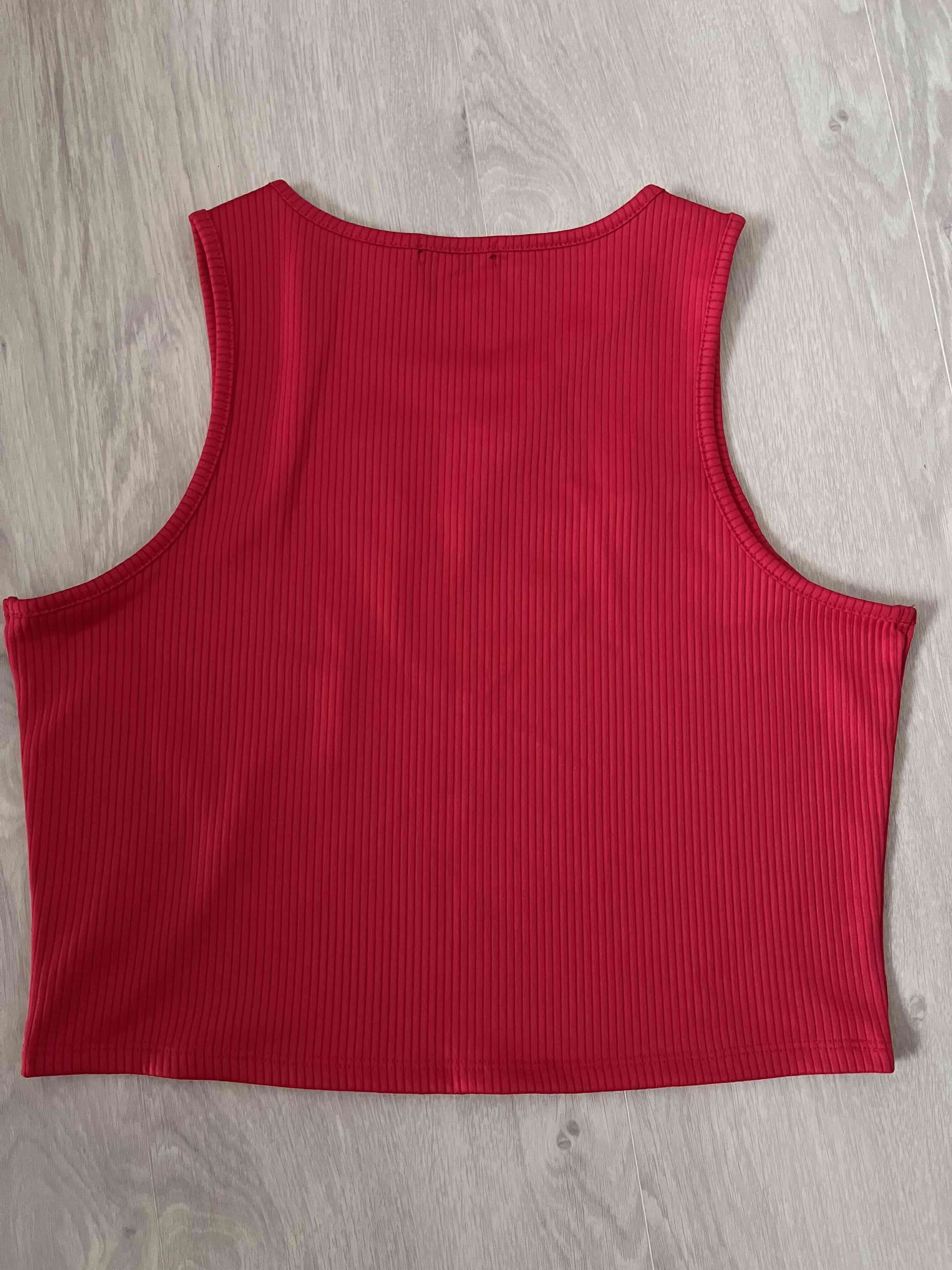 Top sin mangas rojo corte moderno - miniatura 3