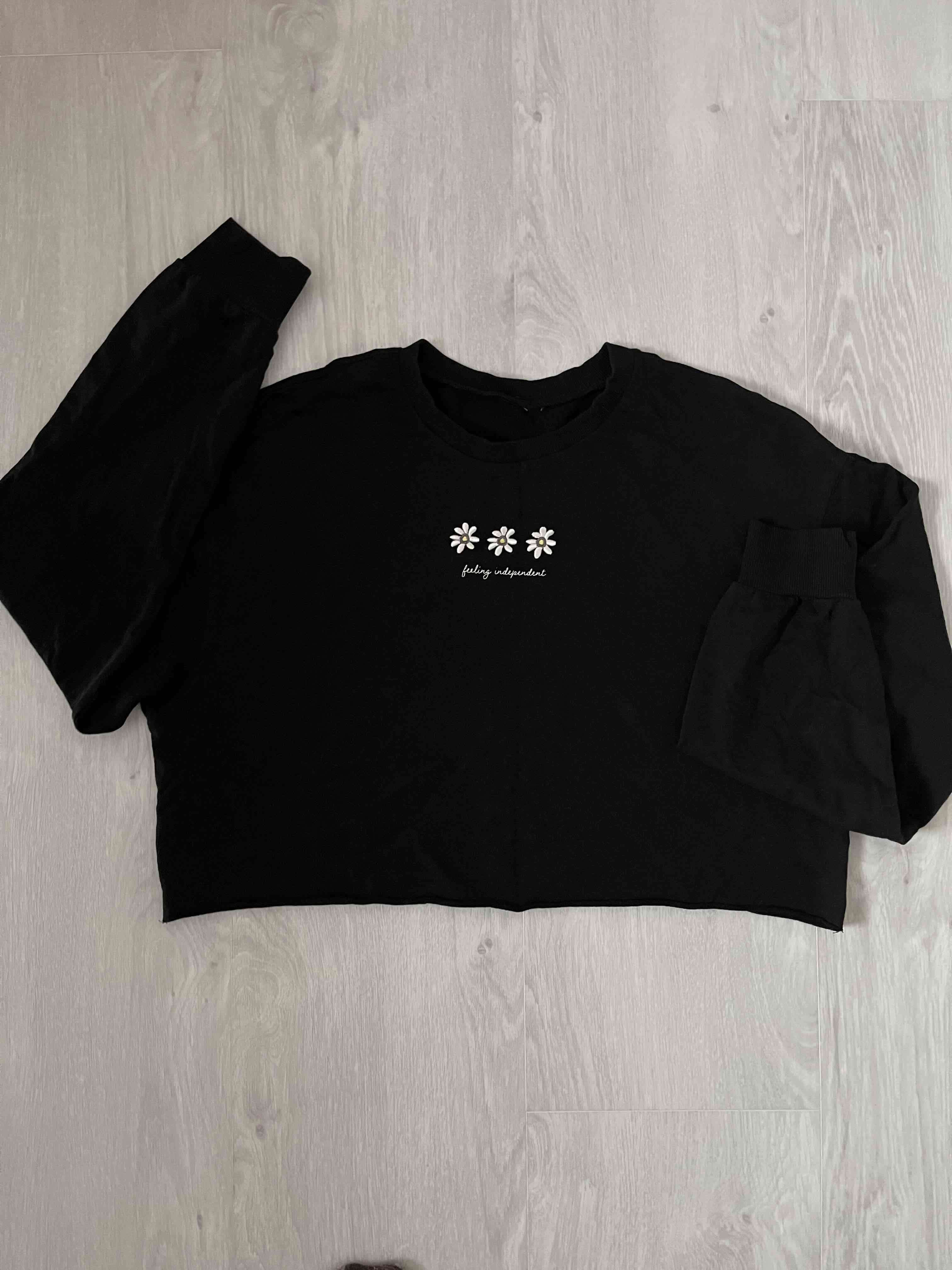 Polera negra con estampado floral