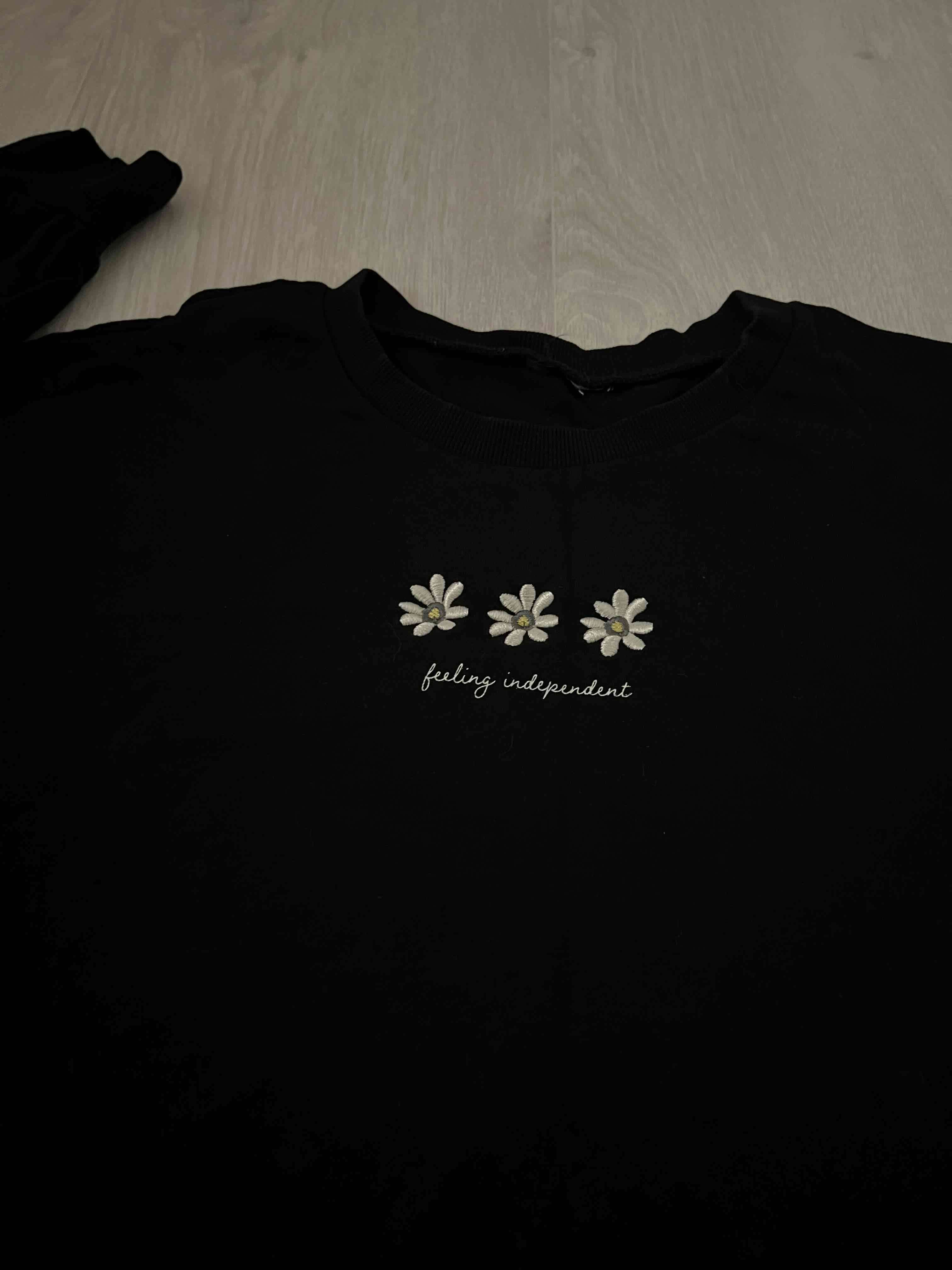 Polera negra con estampado floral - miniatura 2
