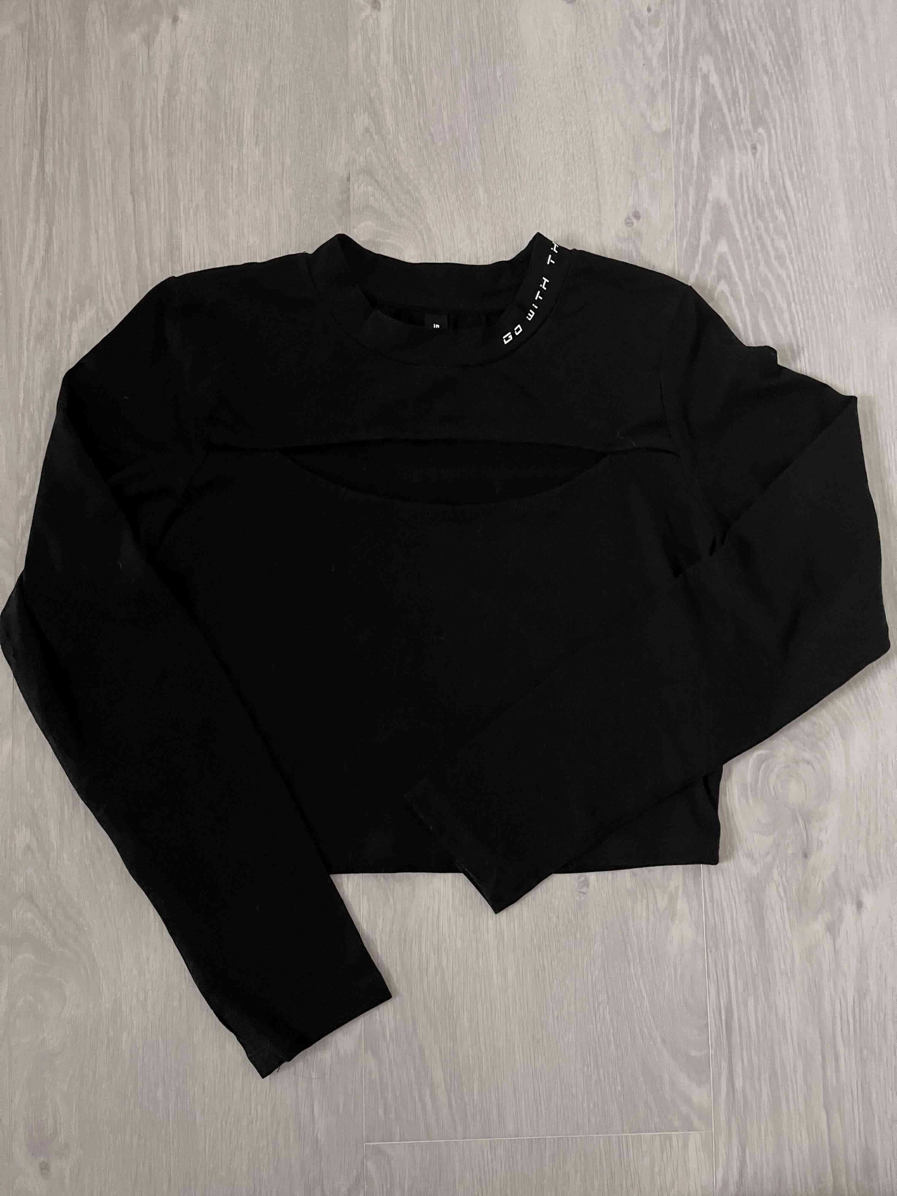 Polera negra con diseño moderno