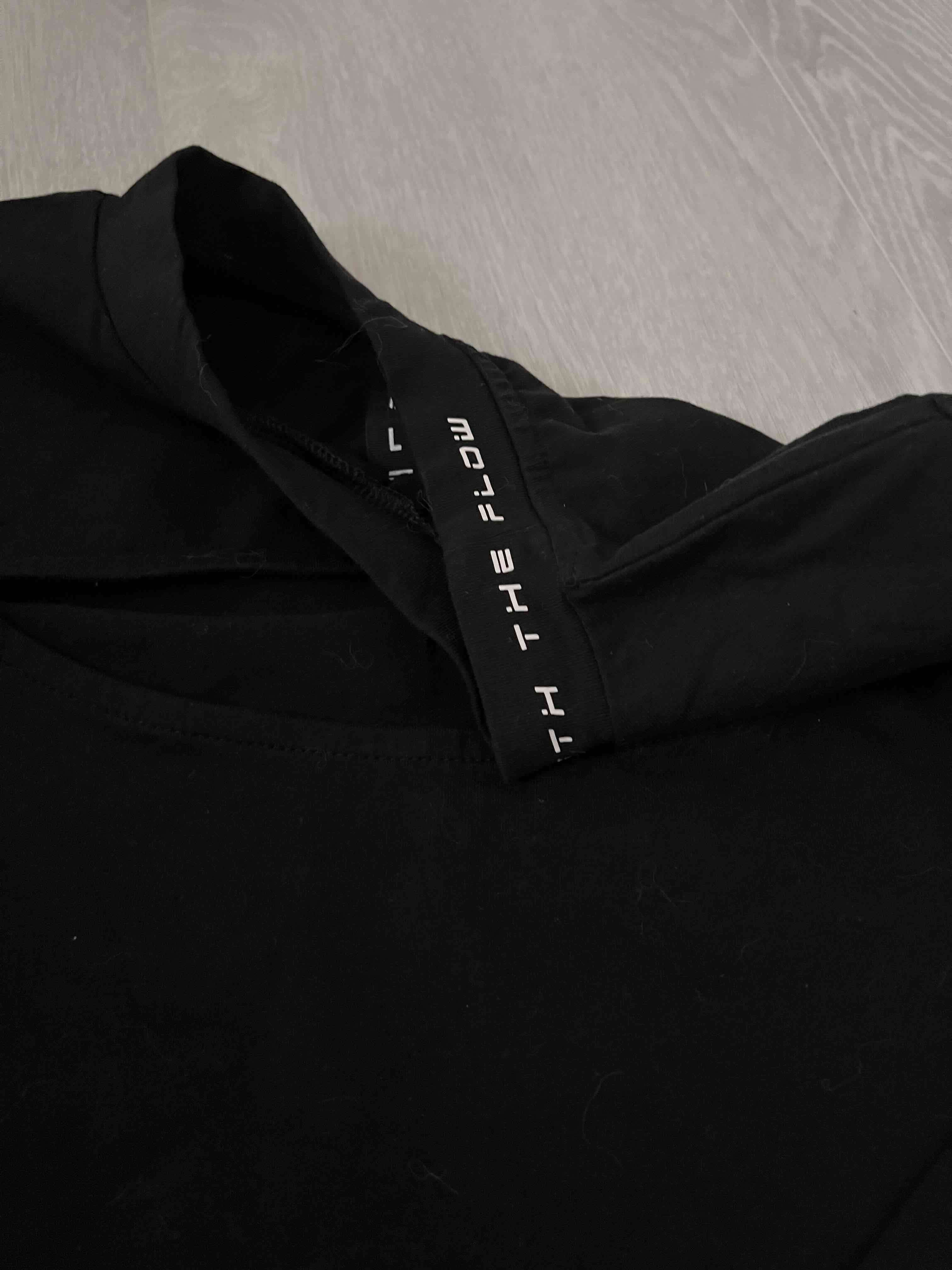 Polera negra con diseño moderno - miniatura 2