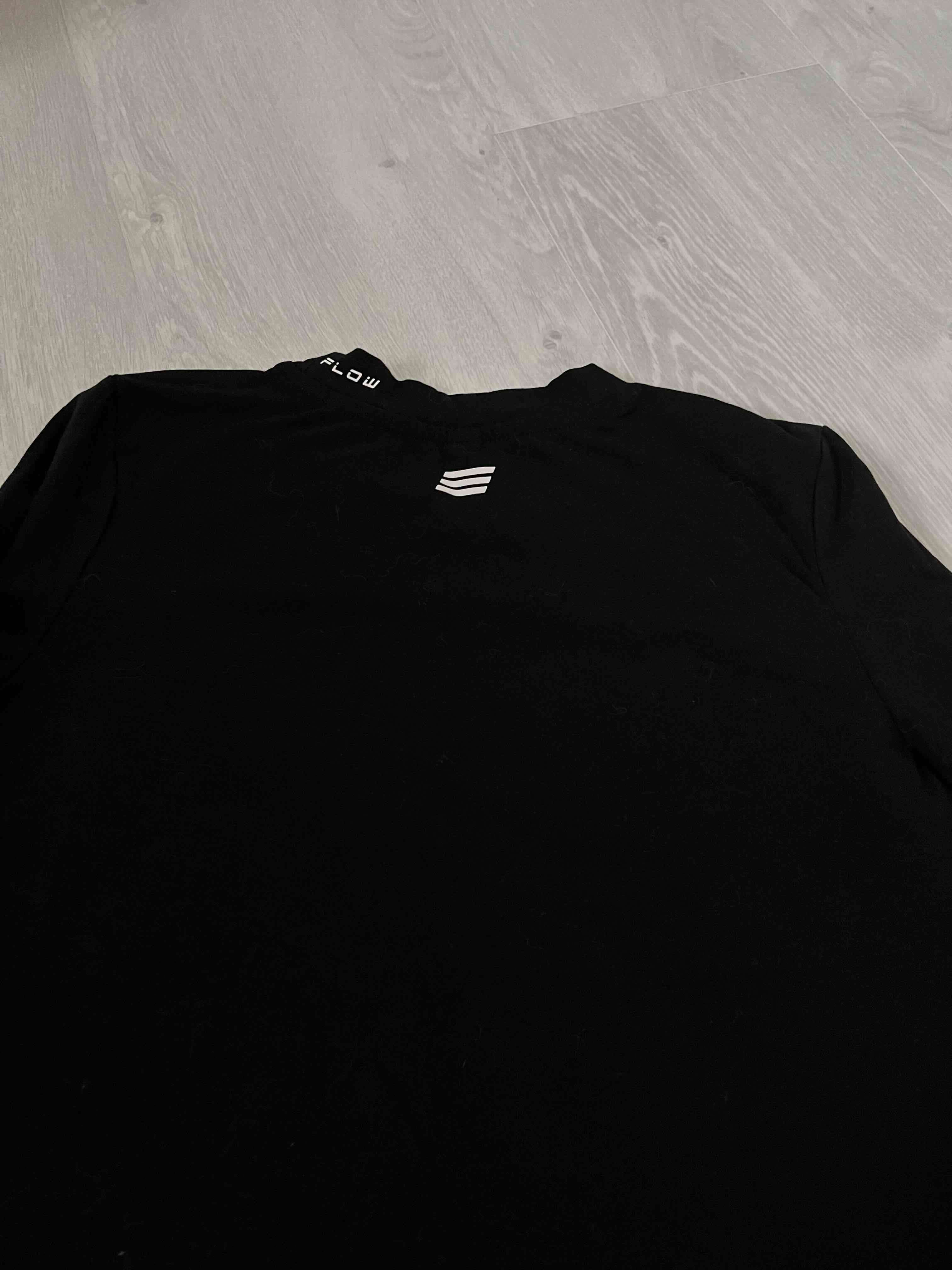 Polera negra con diseño moderno - miniatura 3