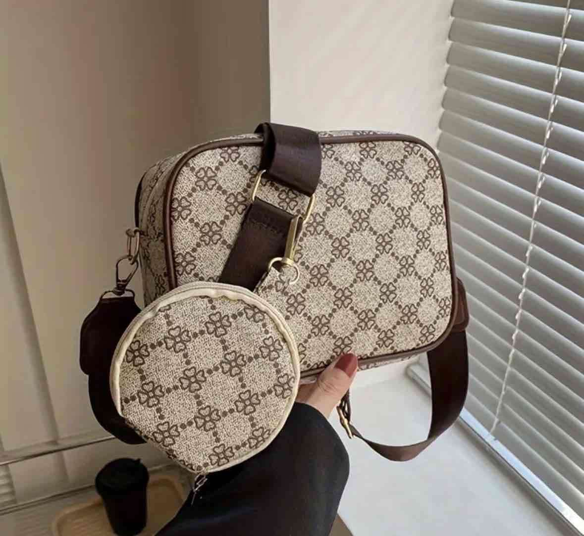 Cartera de tela estampada