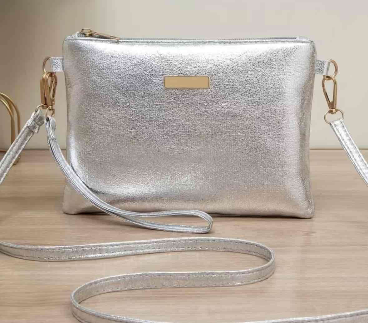 Cartera plateada y dorada de mano