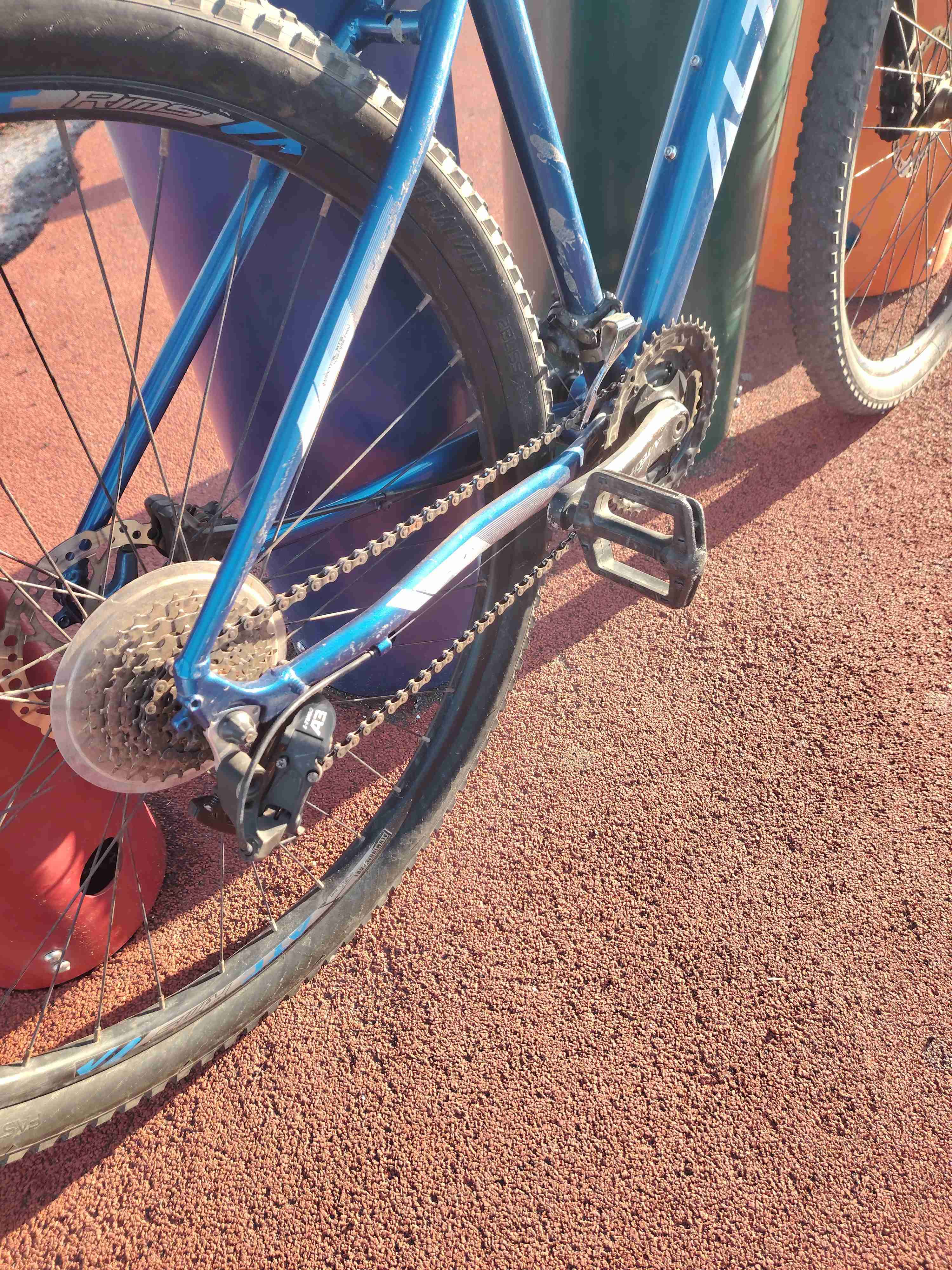 Bicicleta de montaña azul - miniatura 2