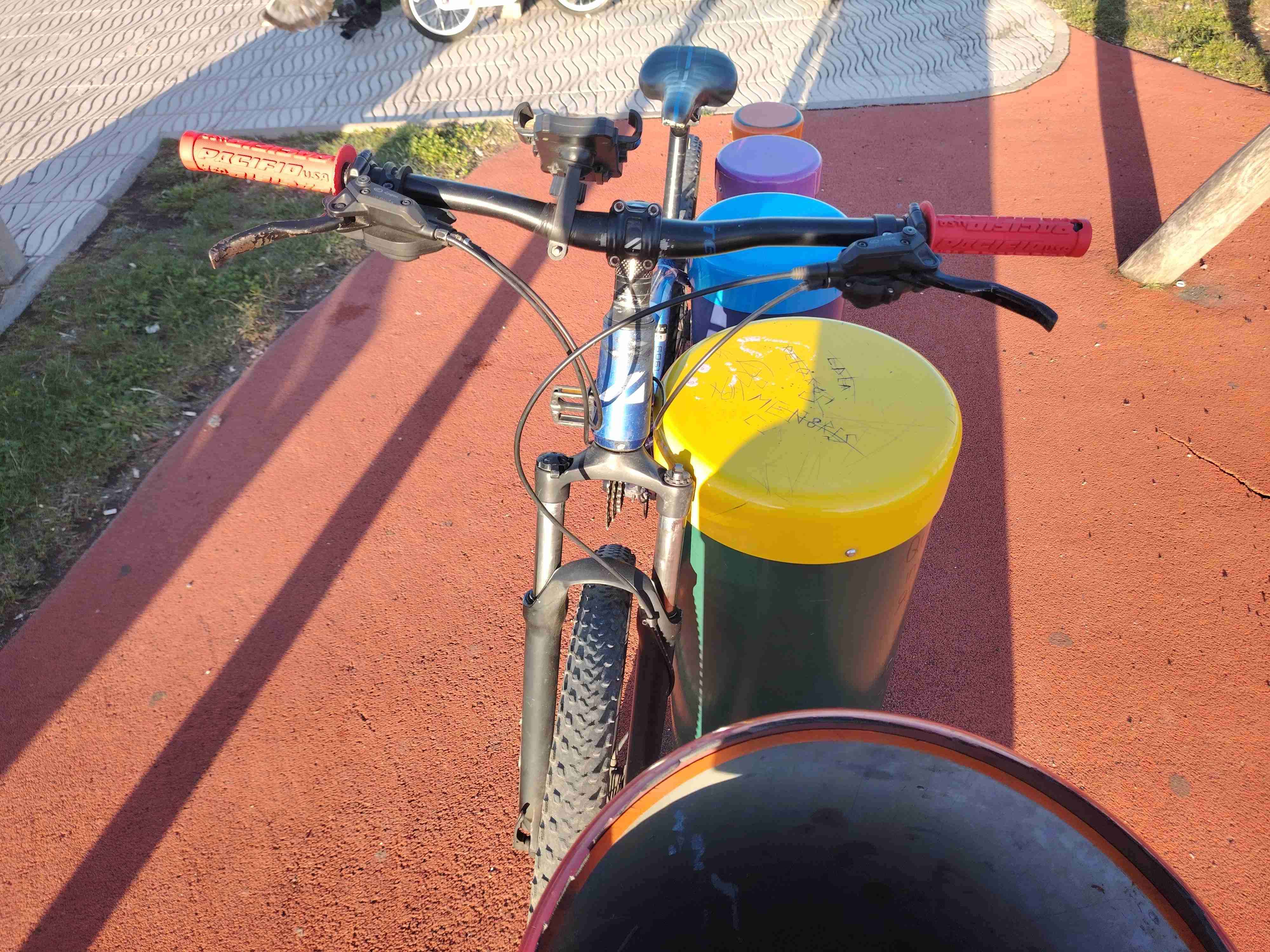 Bicicleta de montaña azul - miniatura 5