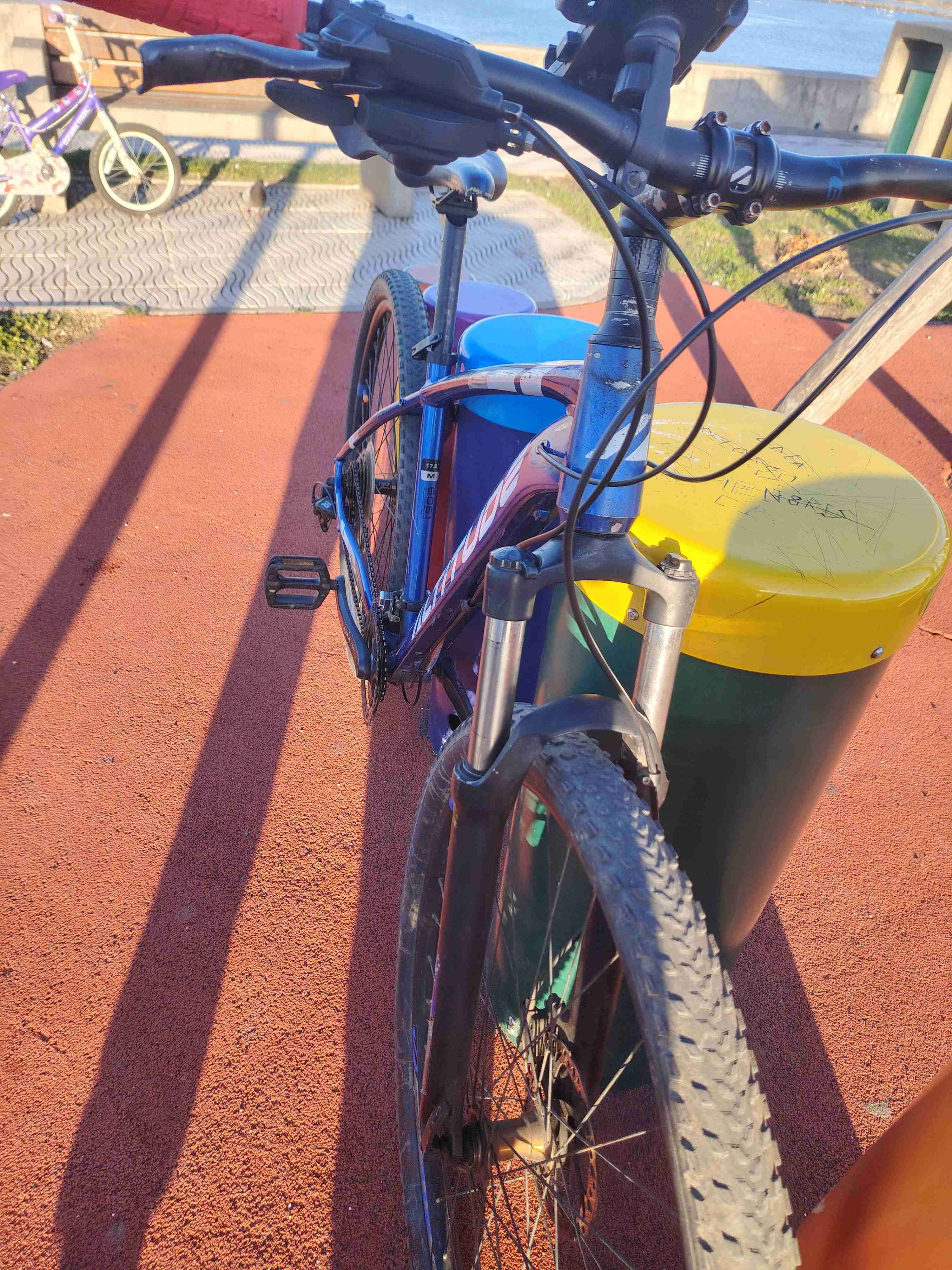 Bicicleta de montaña azul - miniatura 6