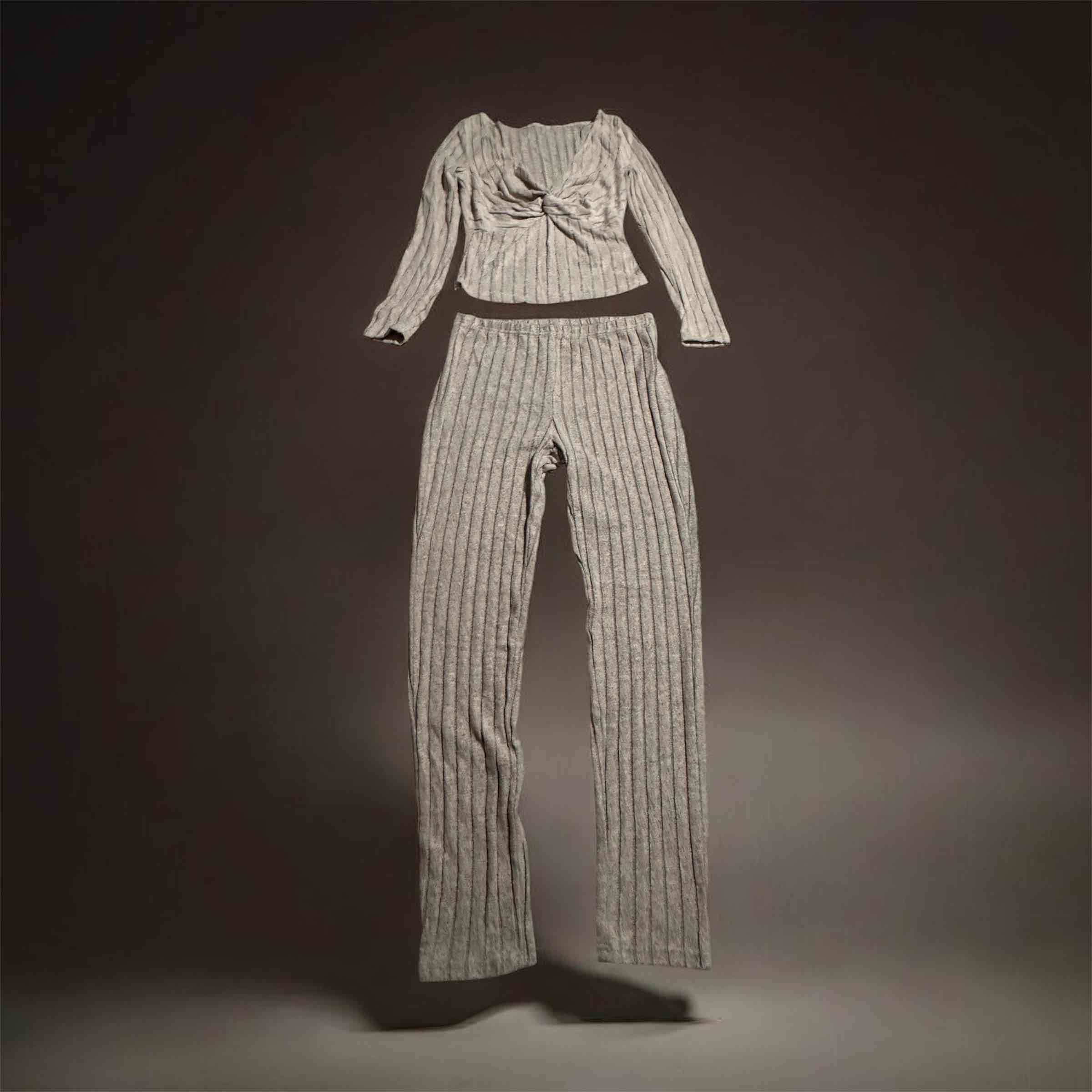 Conjunto verde y burdeo, satén, ecocuero y lanilla - miniatura 6