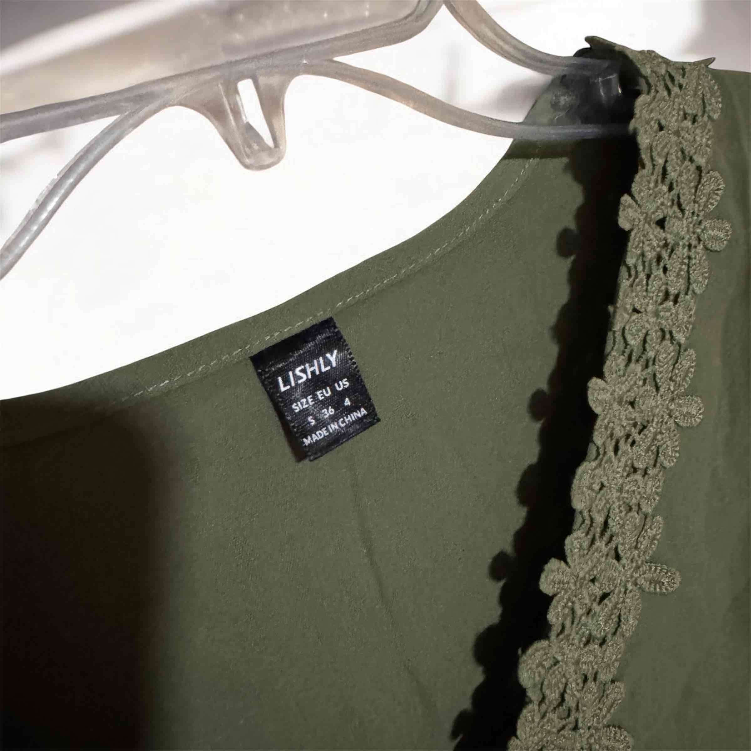 Shein Blusa verde y blanca con encaje floral - miniatura 2