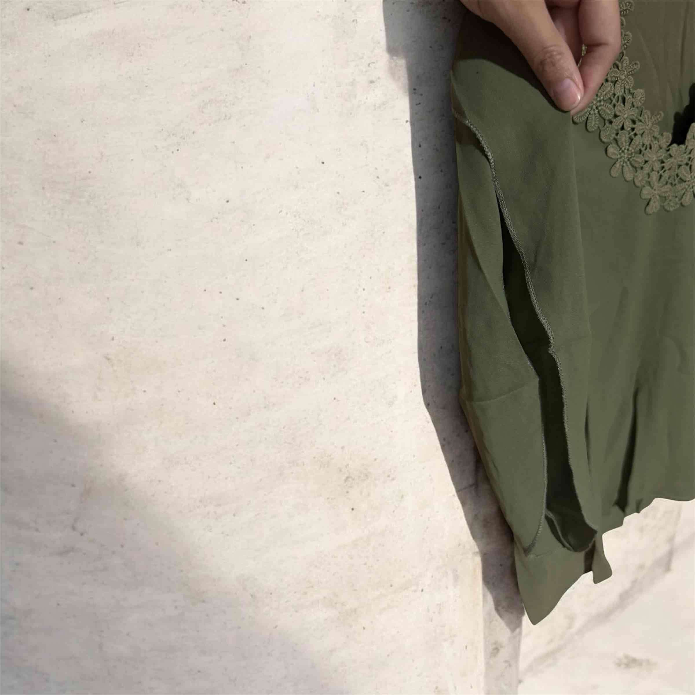 Shein Blusa verde y blanca con encaje floral - miniatura 3