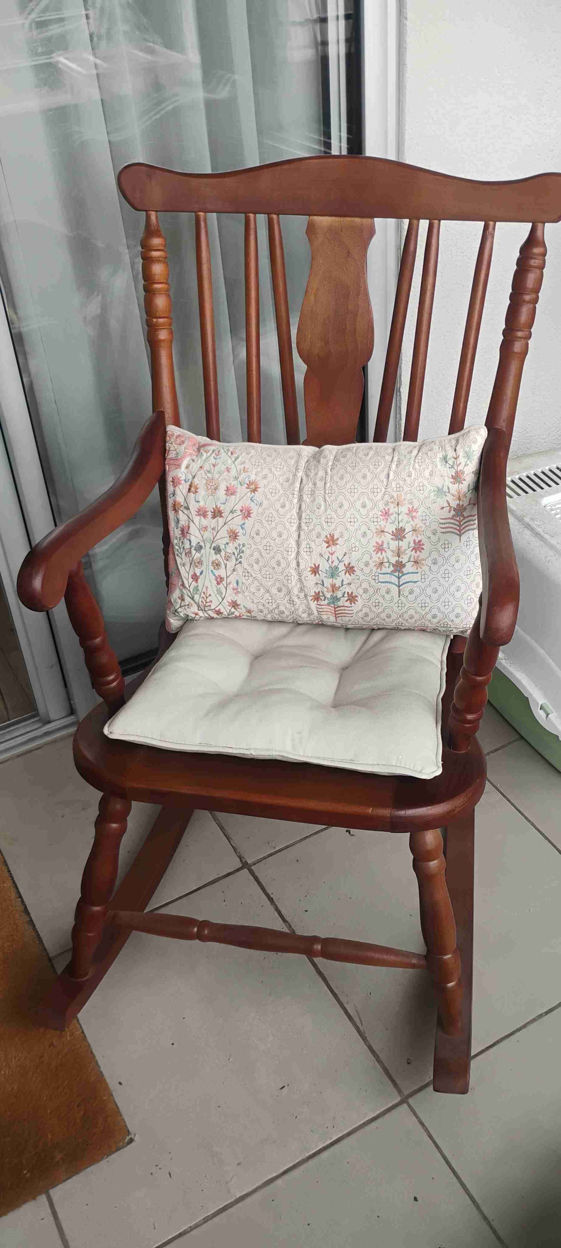 Silla mecedora de madera Rauli