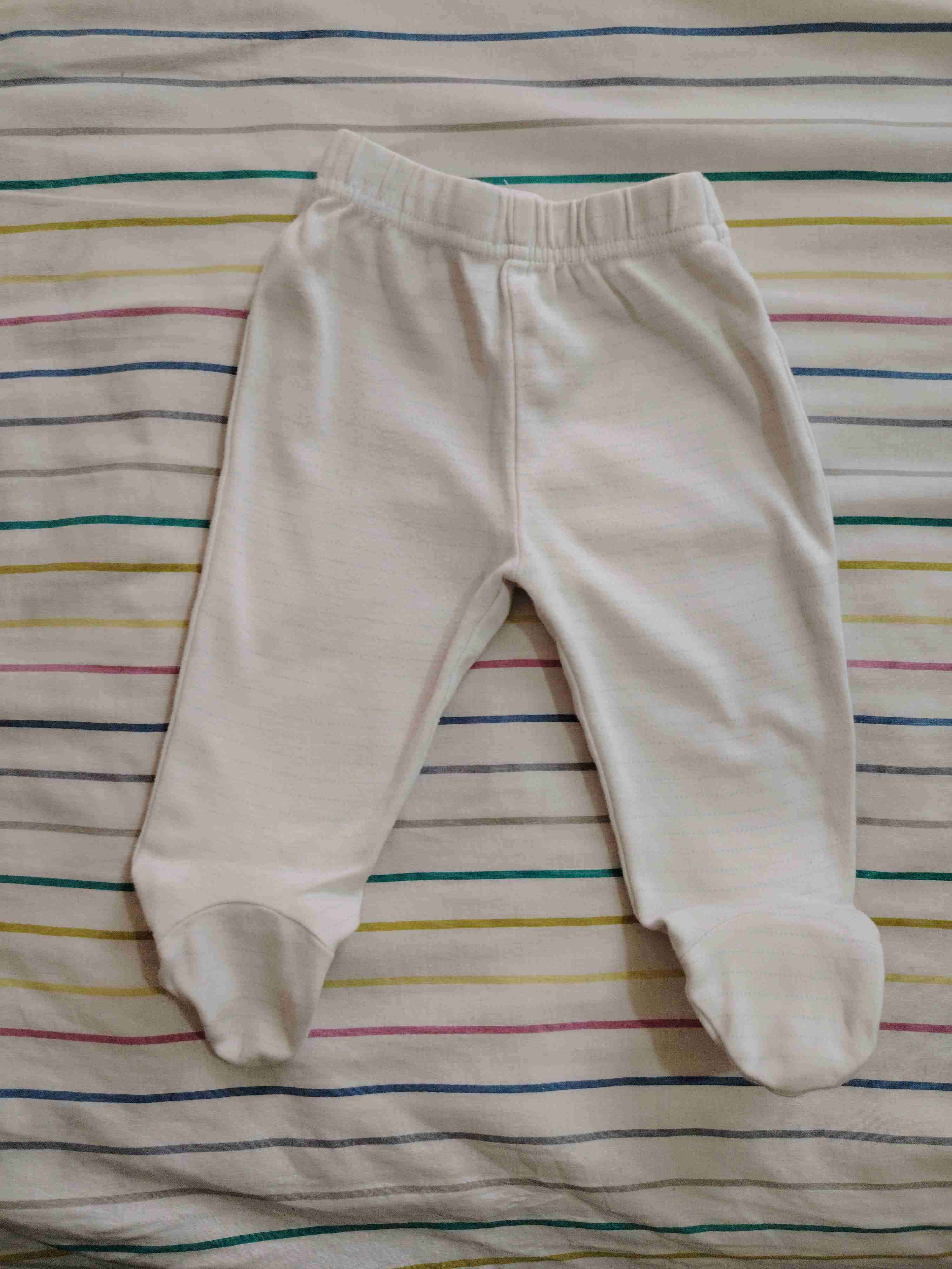 Pantys de bebé blancos con líneas de puntitos