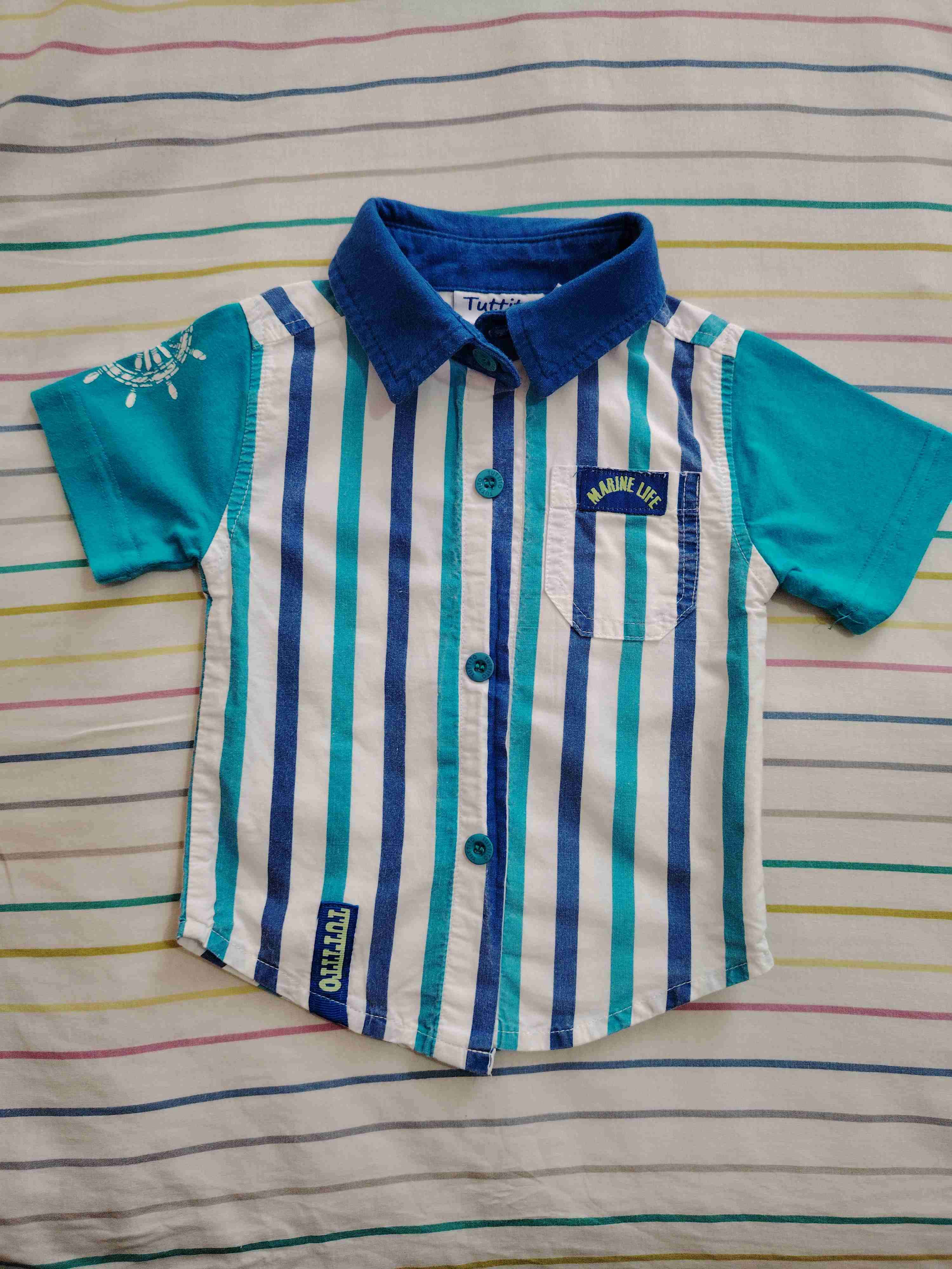 Camisa de bebé rayada azul con calipso y blanco
