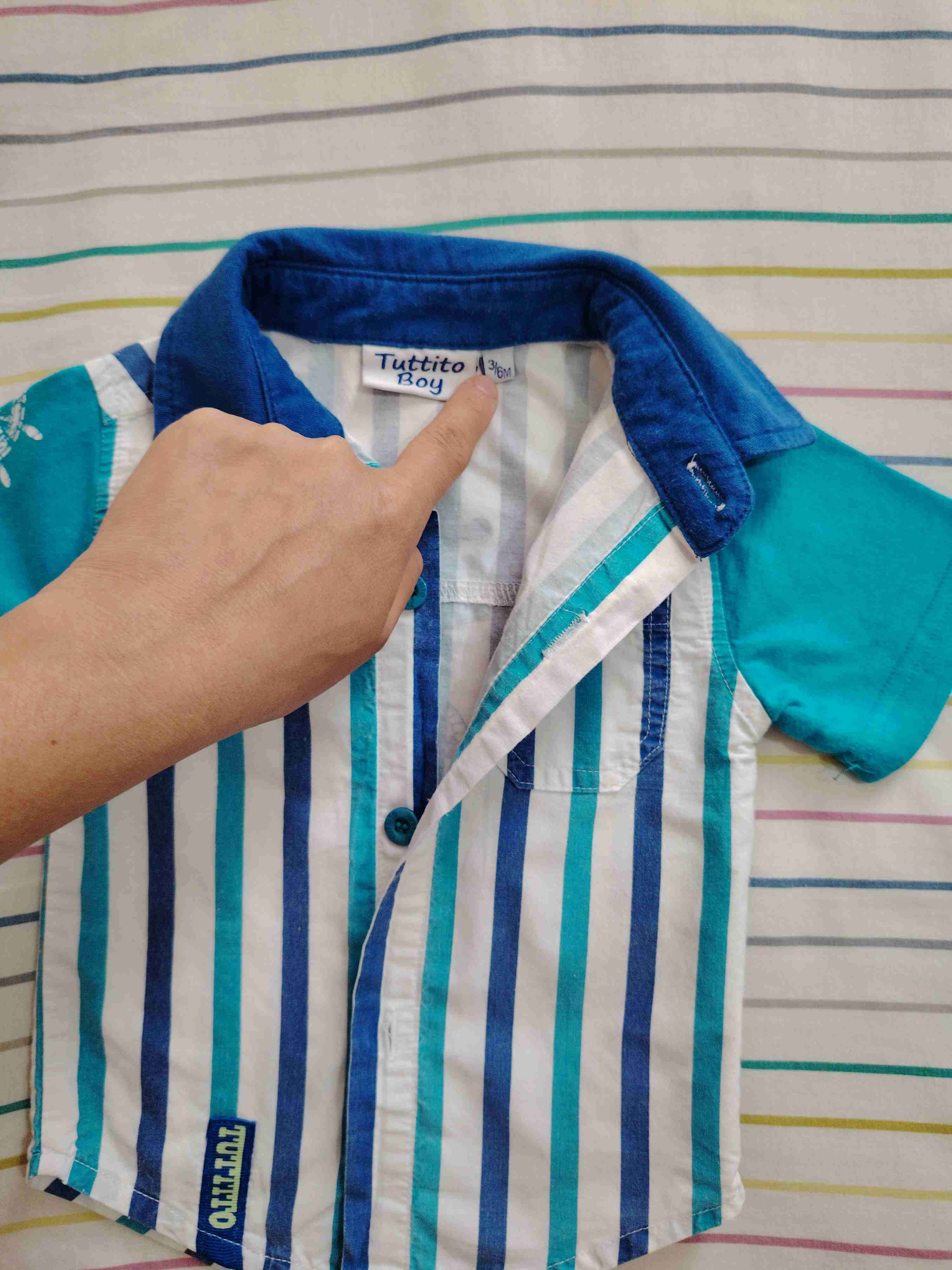 Camisa de bebé rayada azul con calipso y blanco - miniatura 2