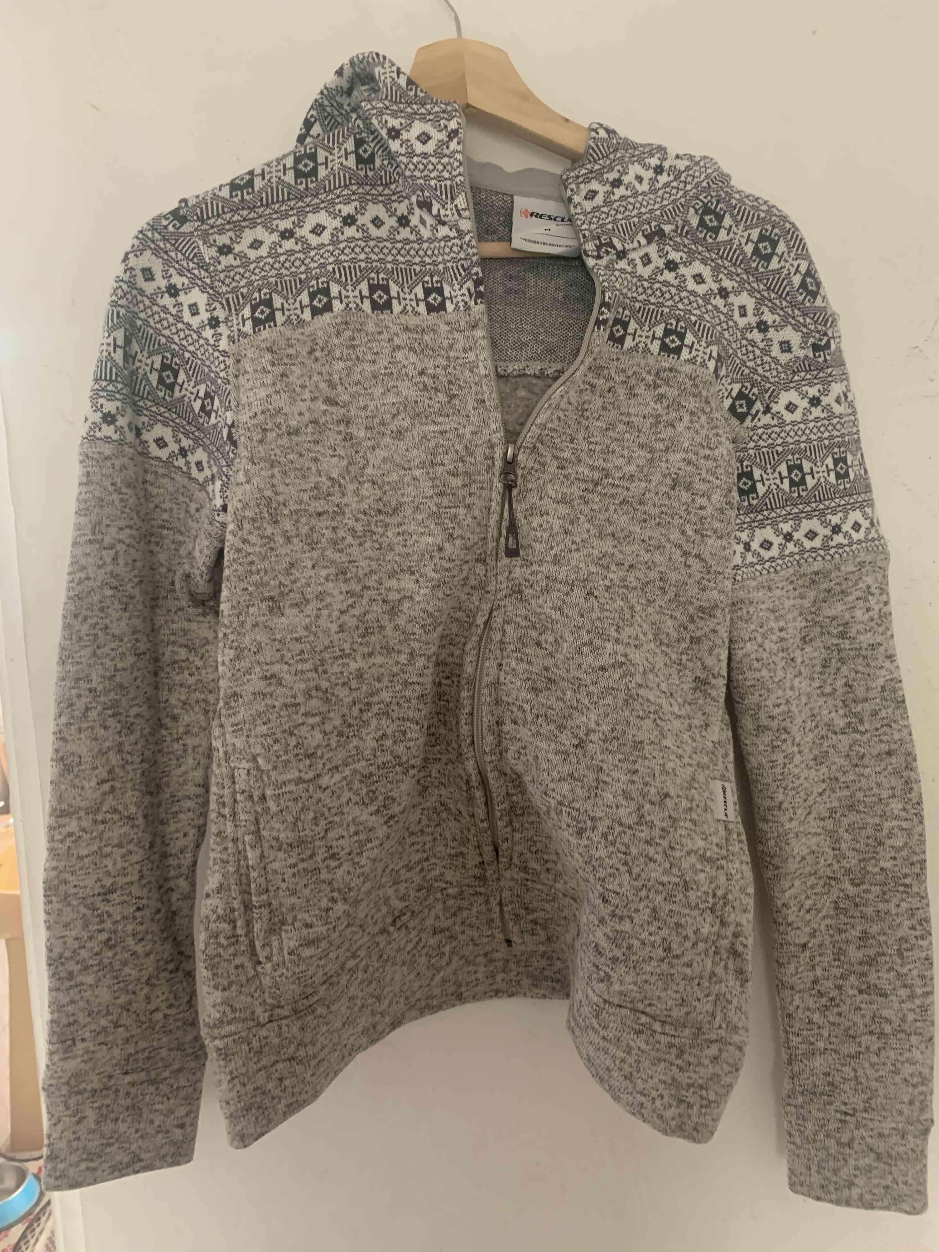 Polerón con capucha y diseño étnico