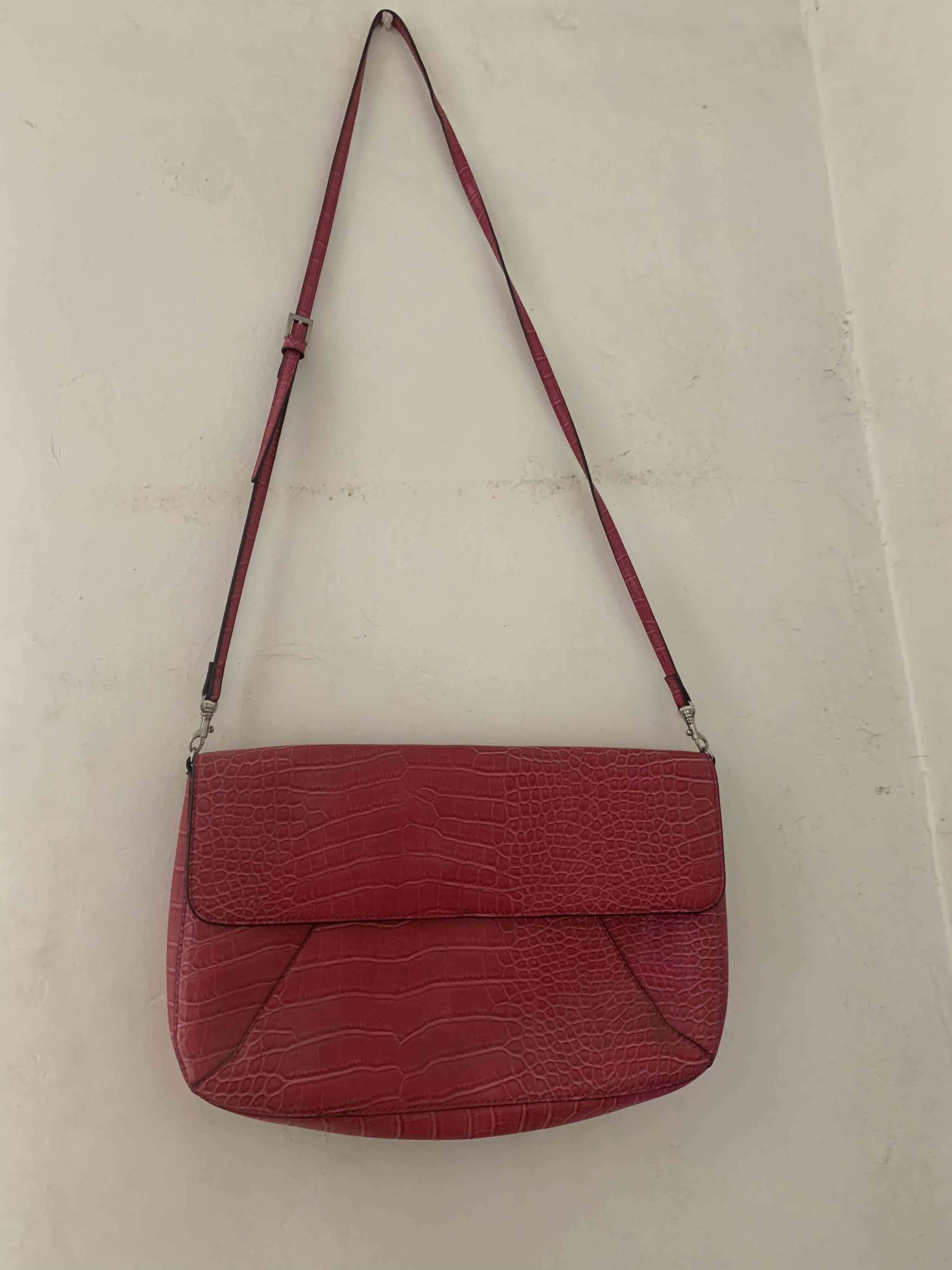 Cartera bandolera fucsia MNG