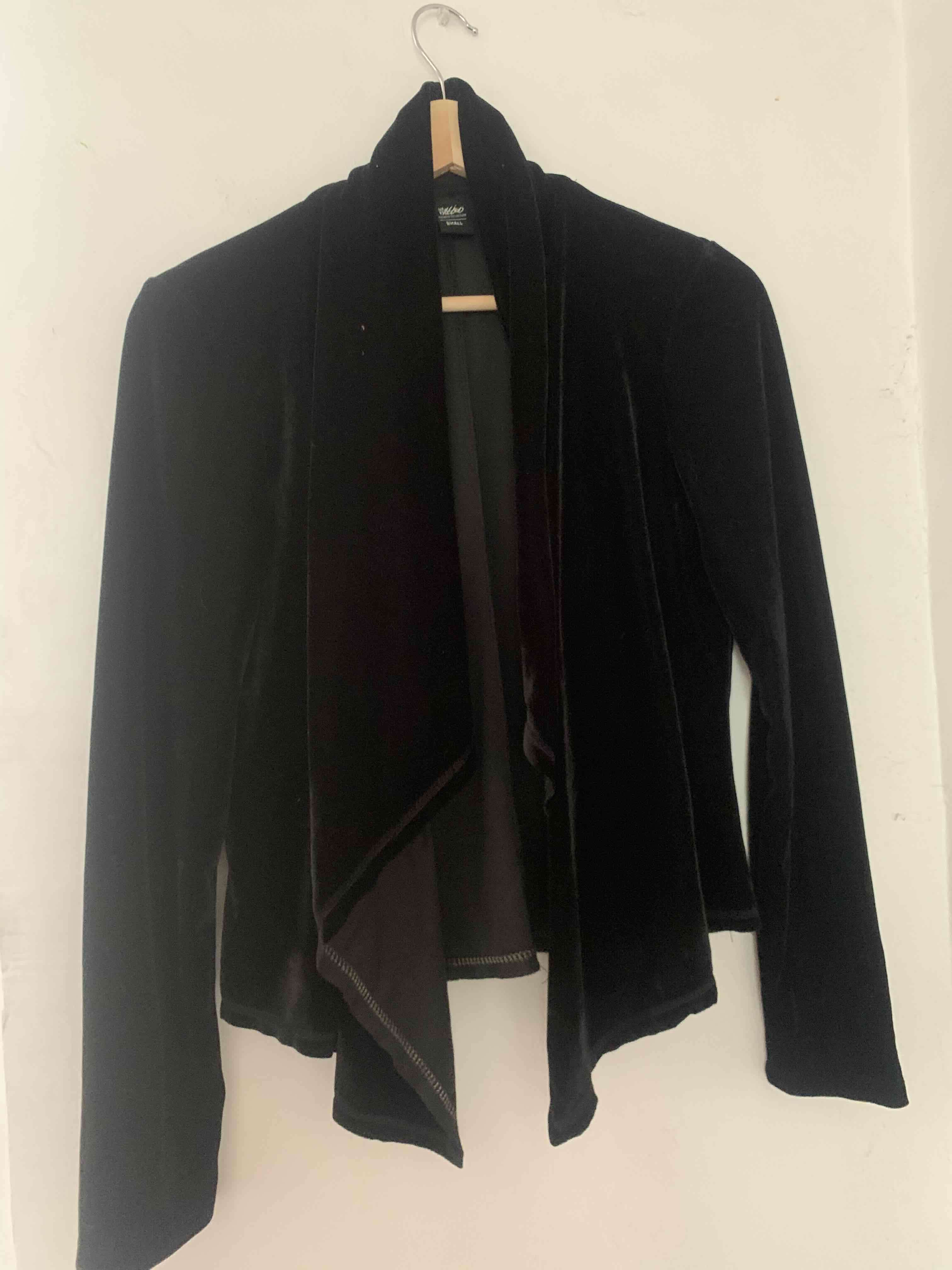 Chaqueta negra estilo abierto