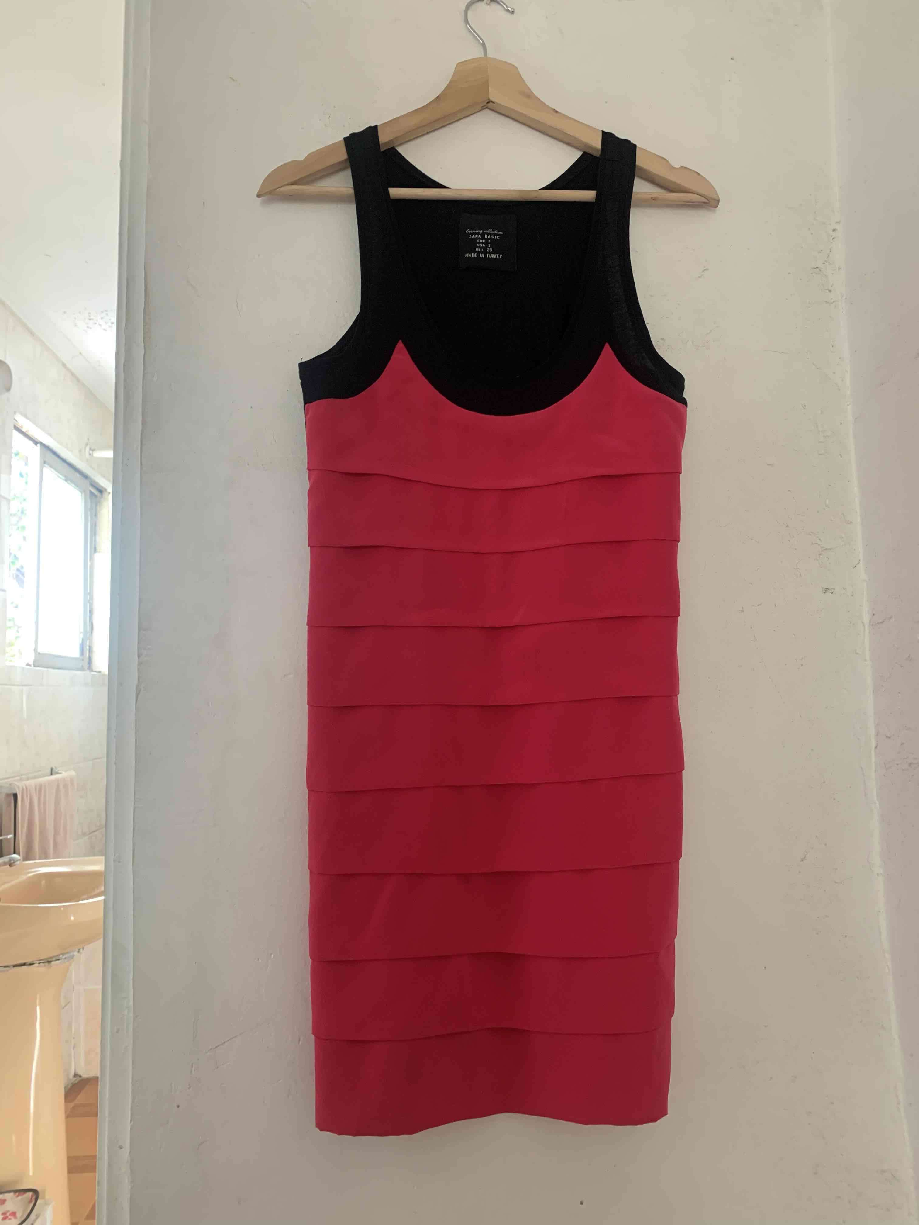 Vestido fucsia y negro sin mangas