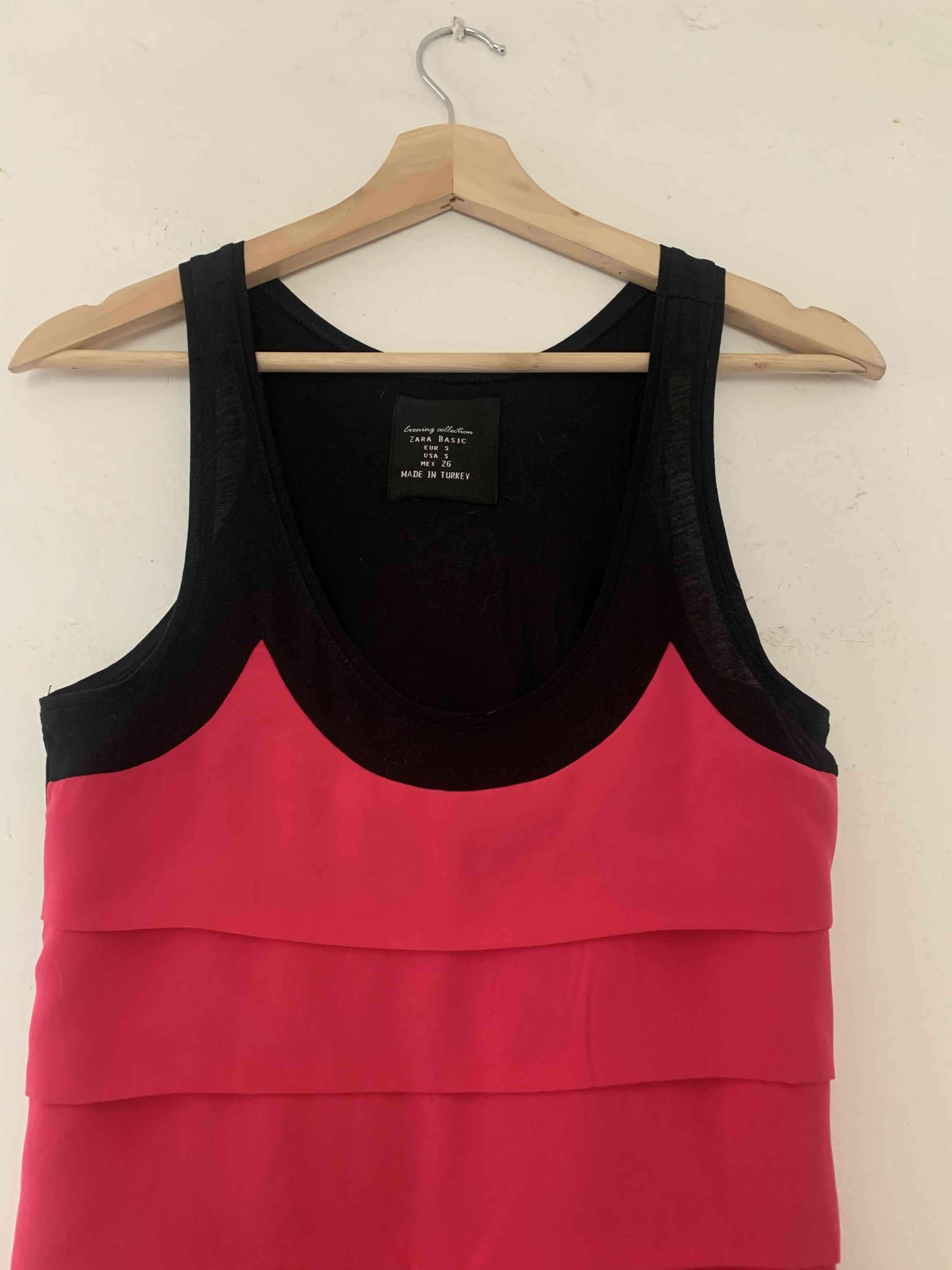 Vestido fucsia y negro sin mangas - miniatura 2