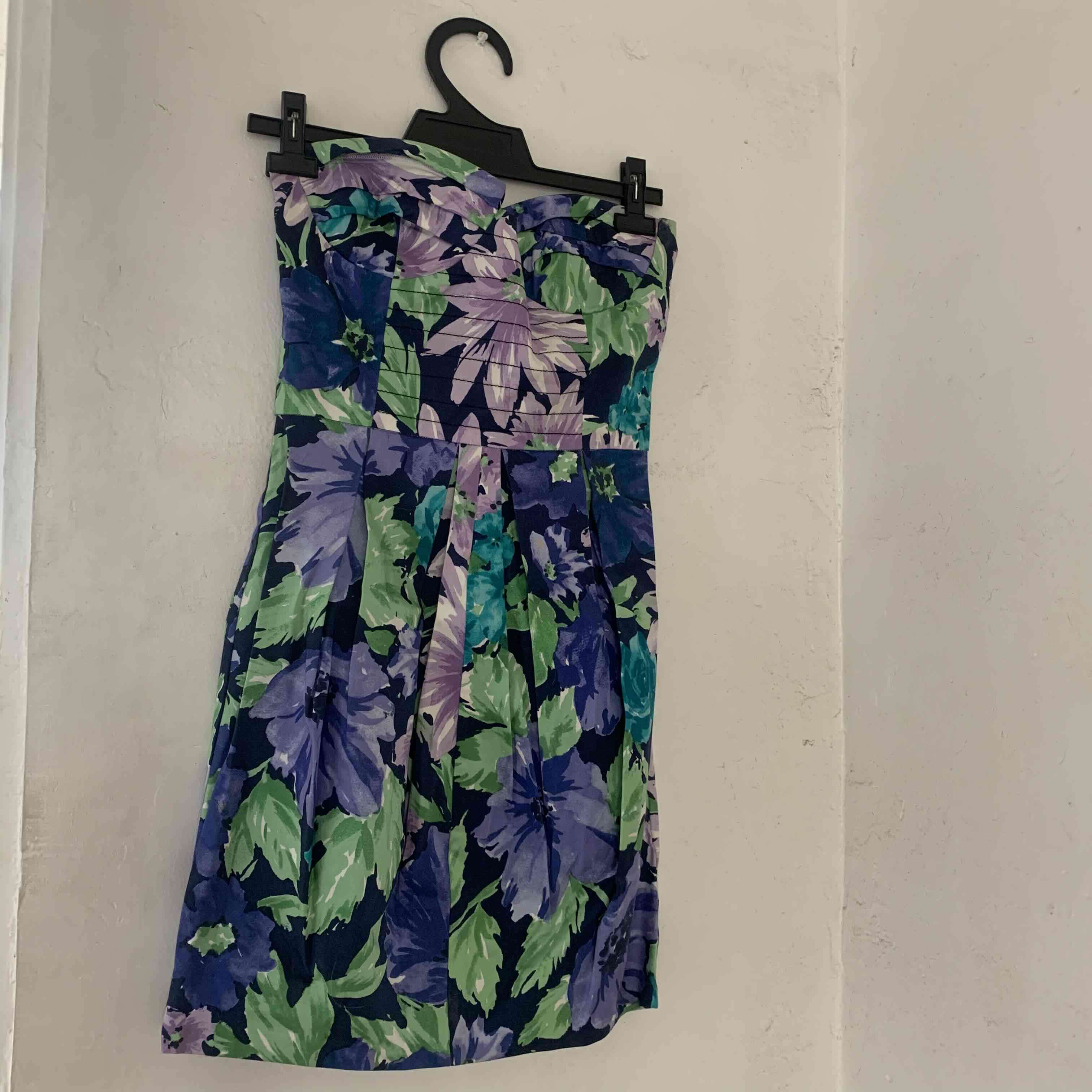 Vestido floreado strapless