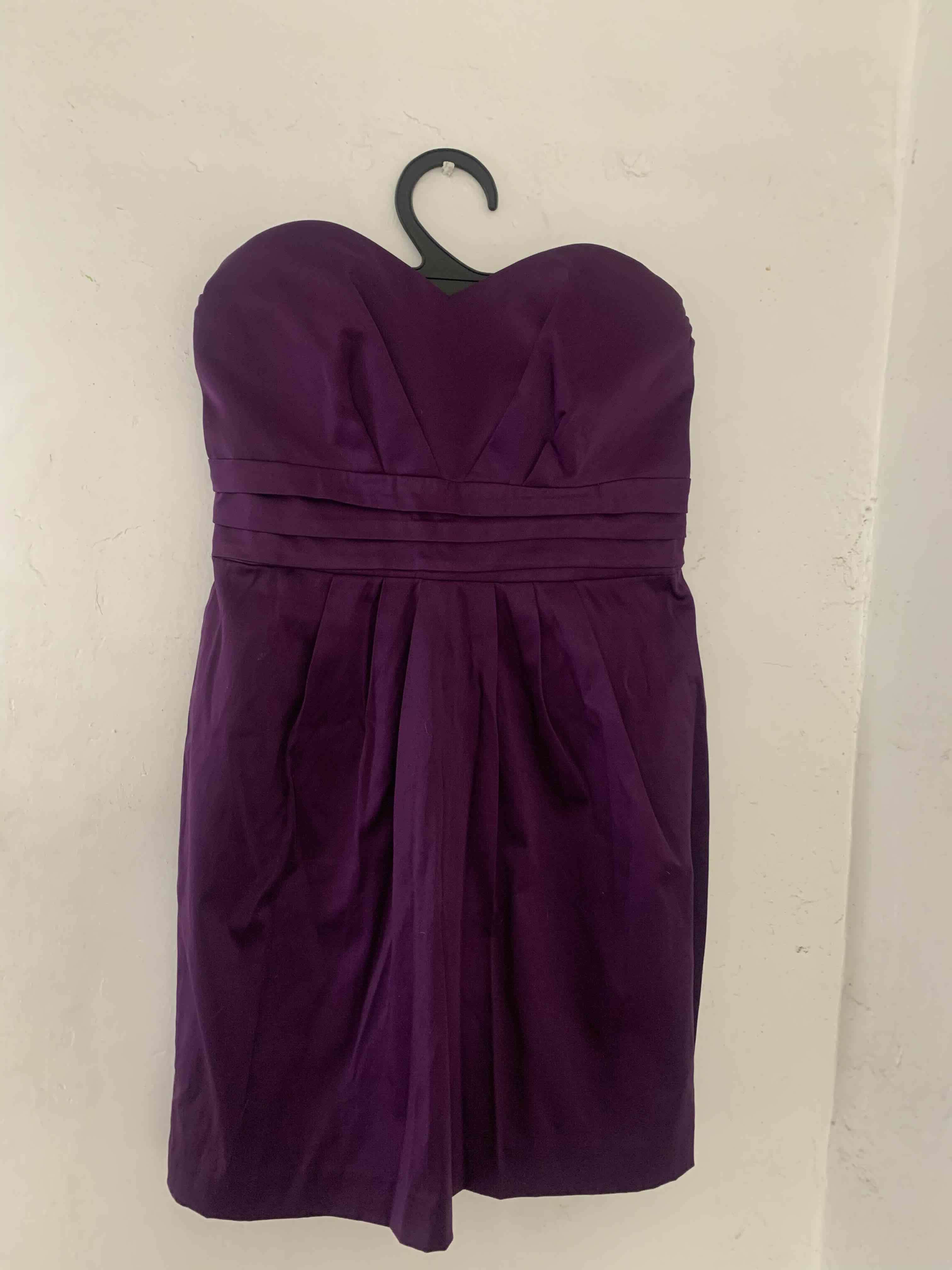 Vestido morado sin tirantes