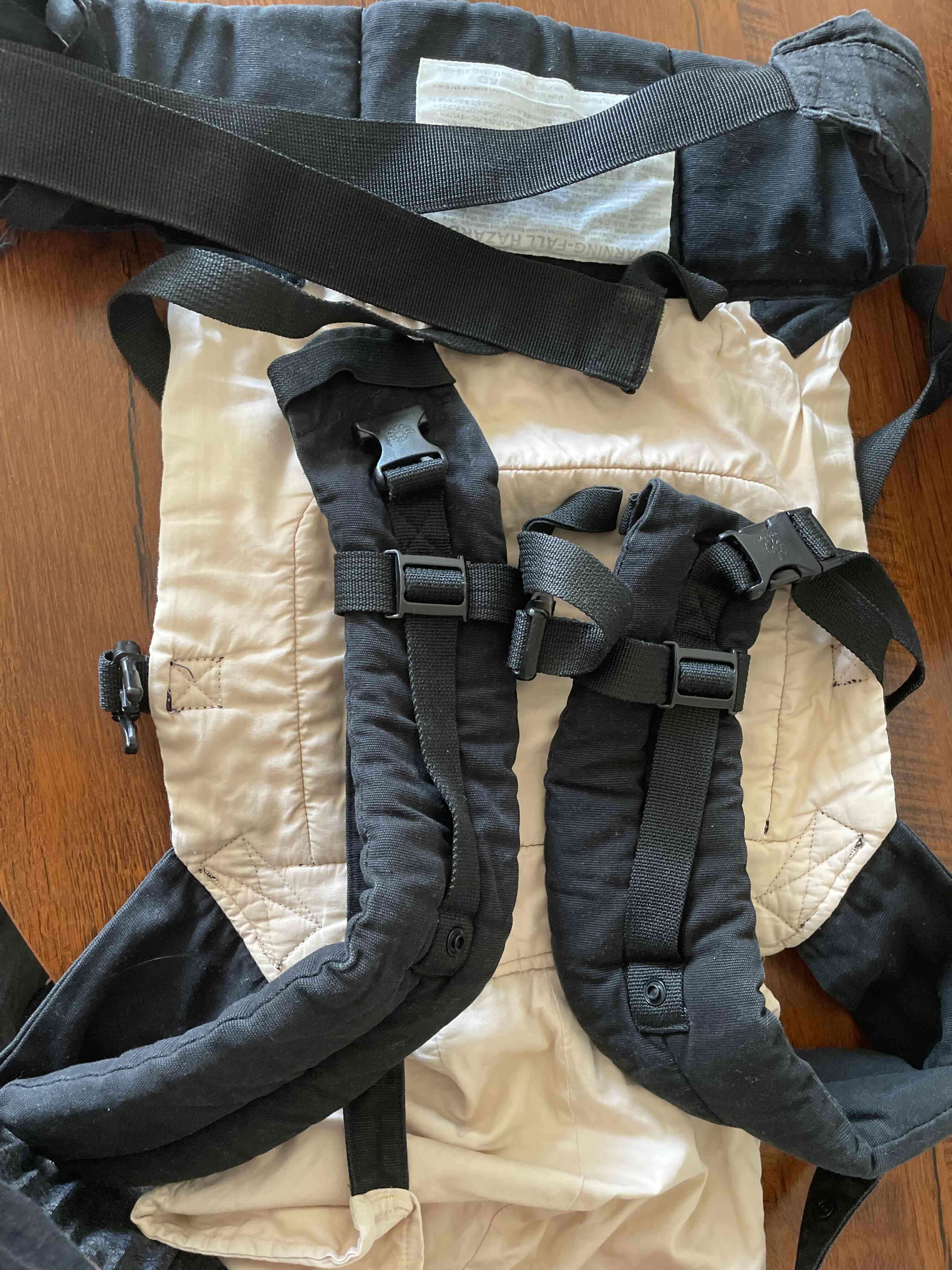 Mochila porta bebé negra Ergobaby - miniatura 3