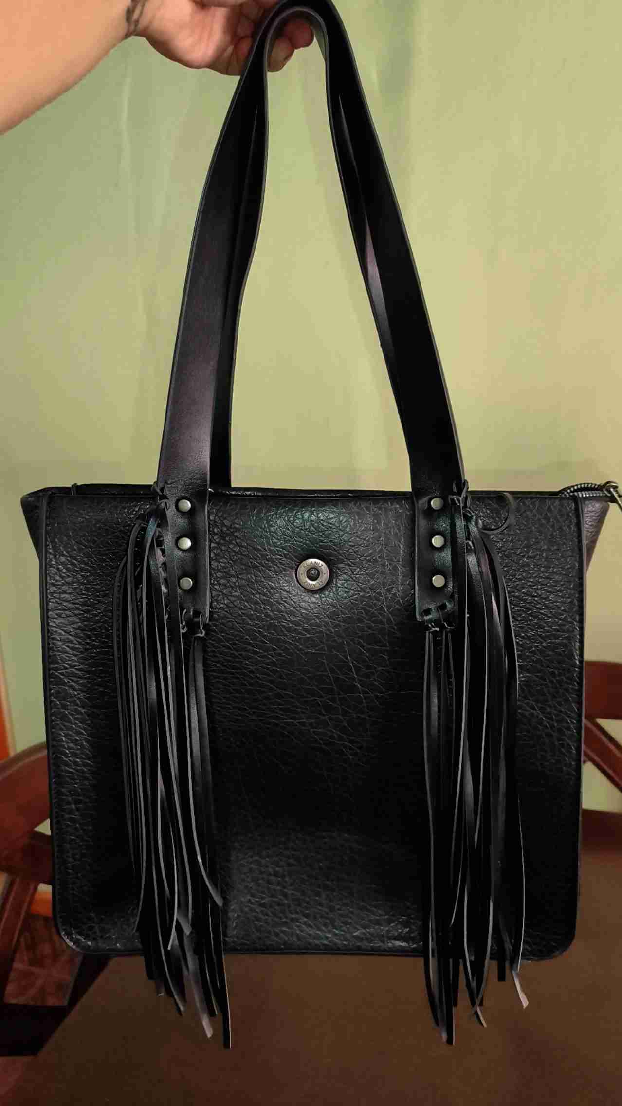 Cartera negra con flecos