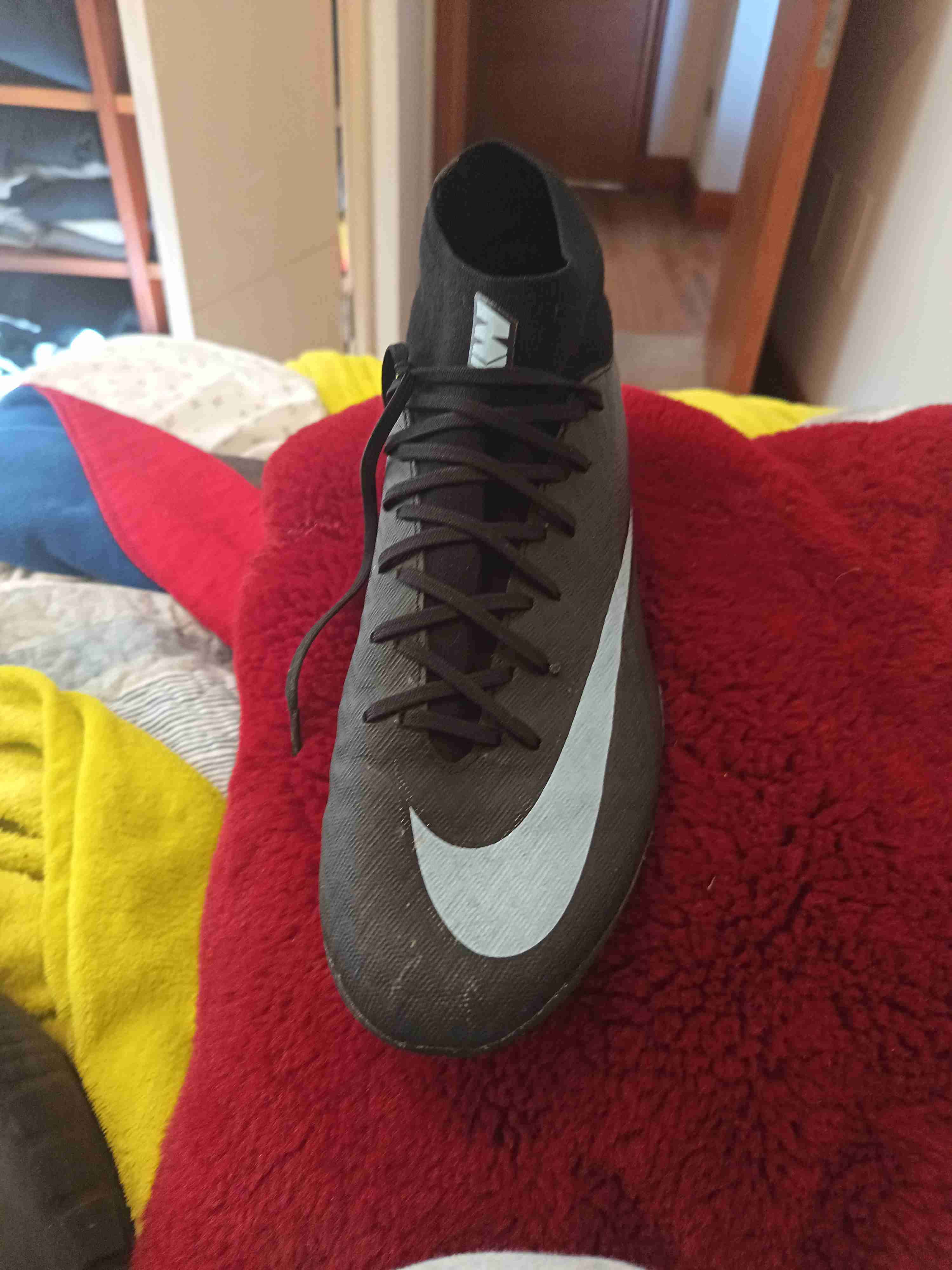 Zapatilla deportiva negra y blanca