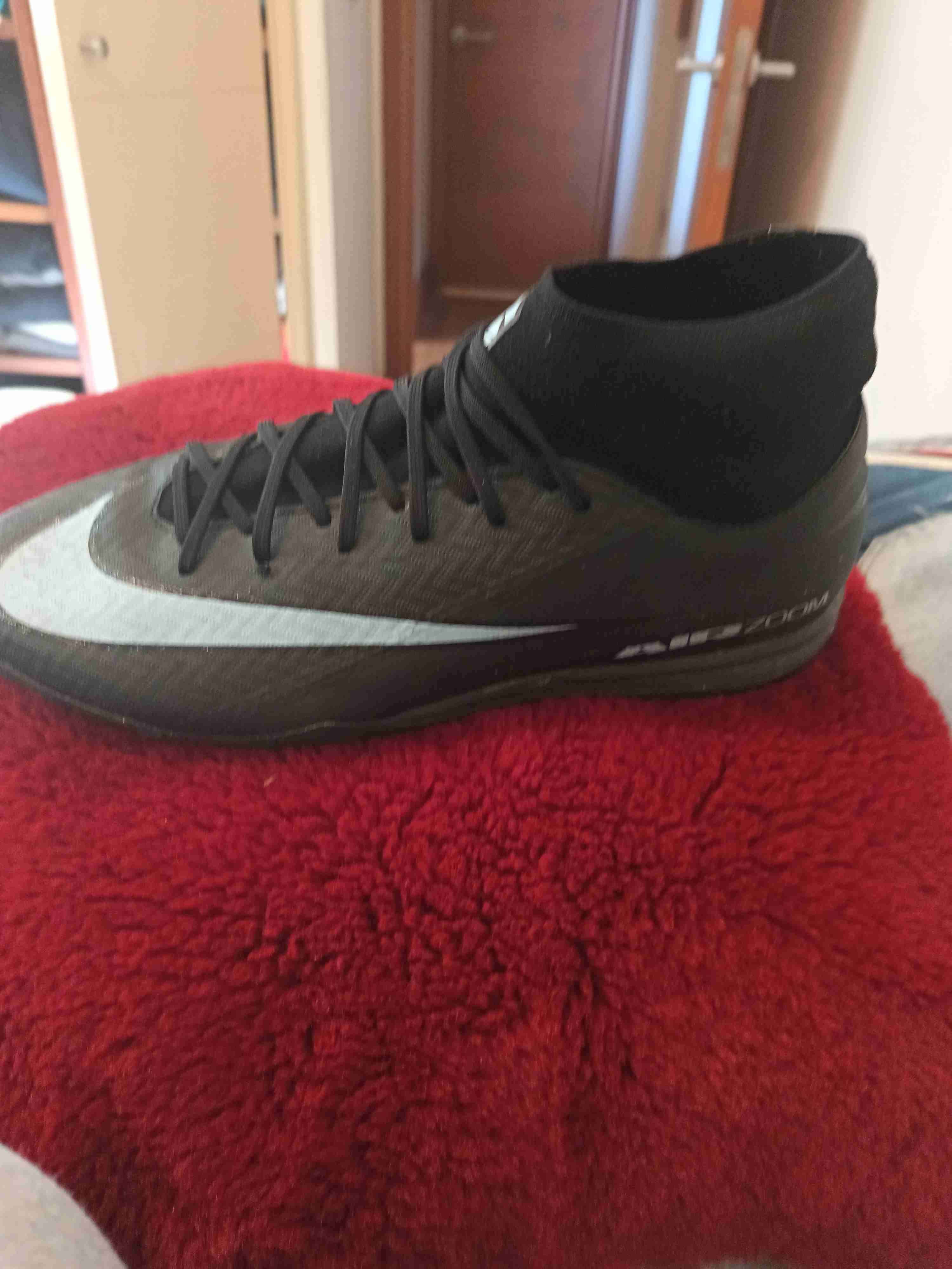 Zapatilla deportiva negra y blanca - miniatura 2