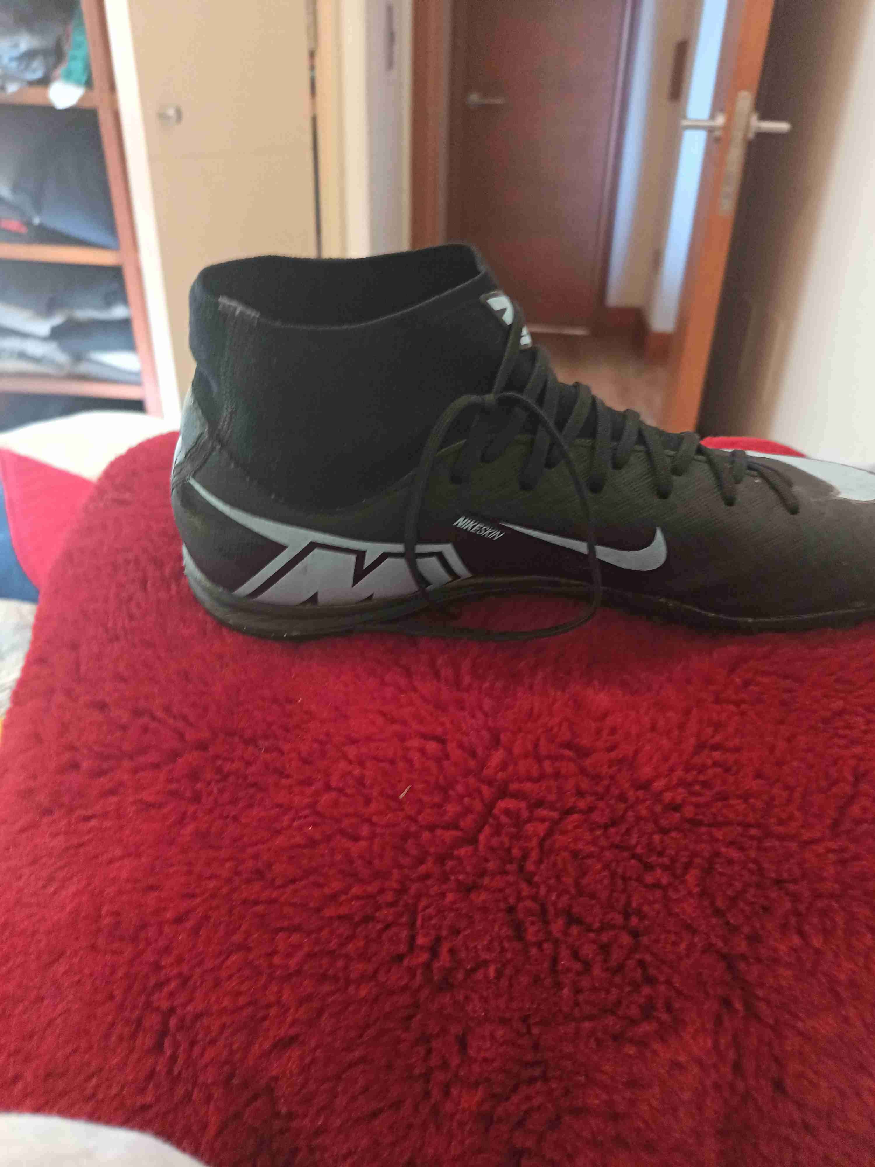 Zapatilla deportiva negra y blanca - miniatura 3