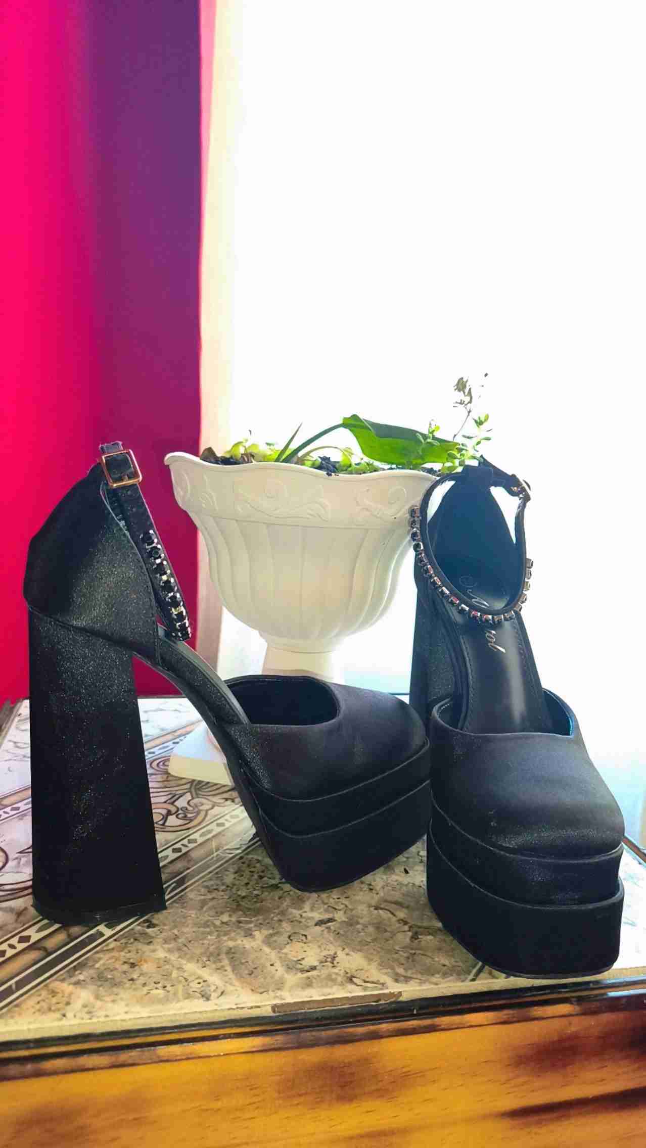 Plataformas negras con tachas brillantes