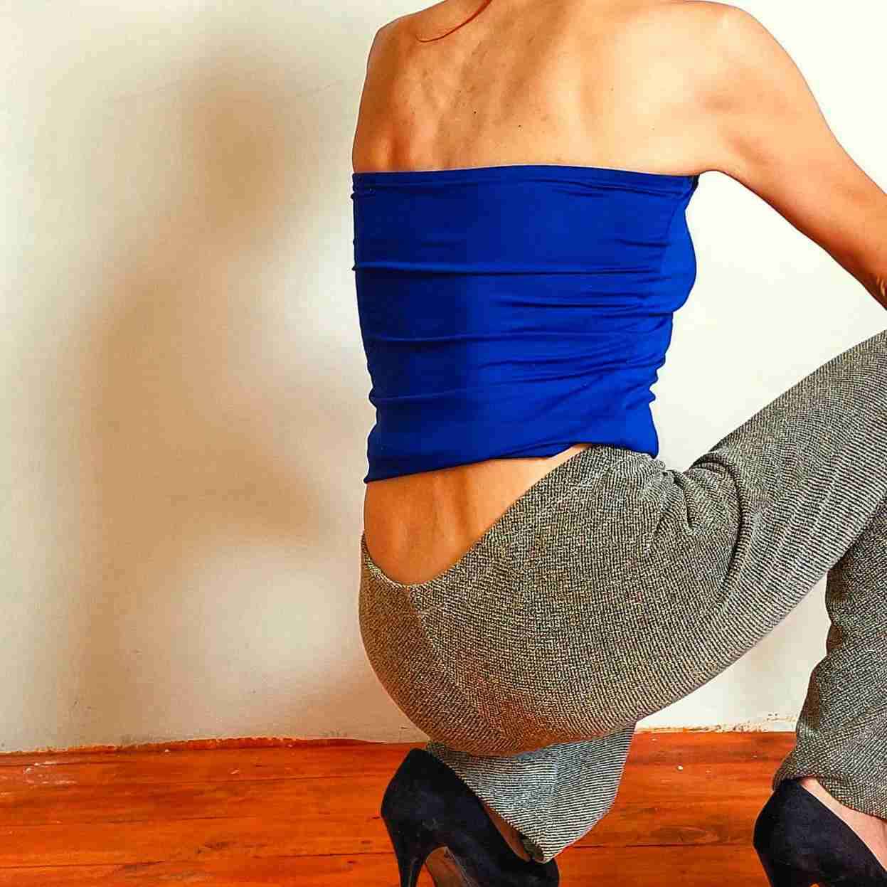 Top palabra de honor azul y pantalón elásticado