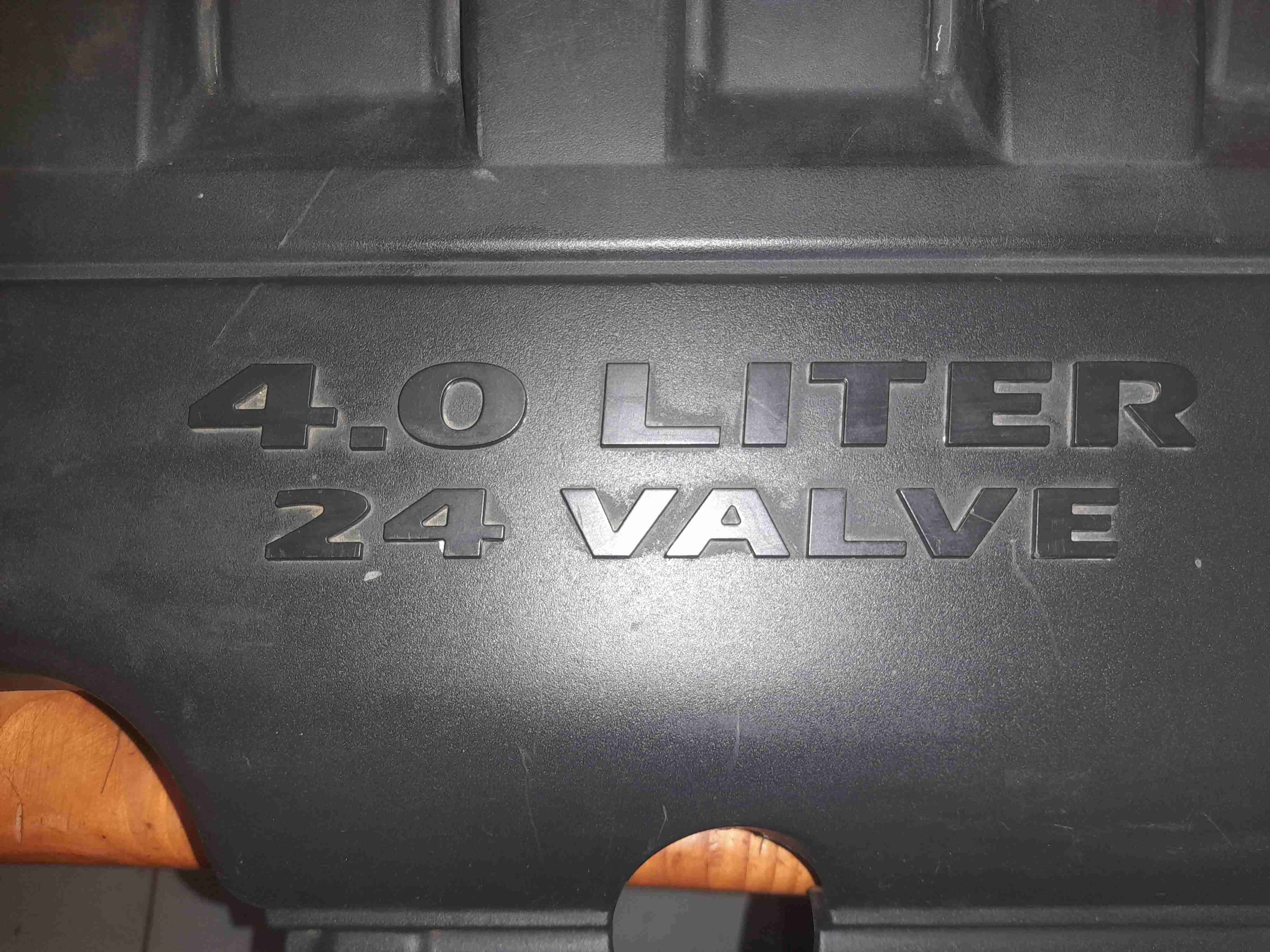Cubierta de motor Chrysler 4.0L - miniatura 2