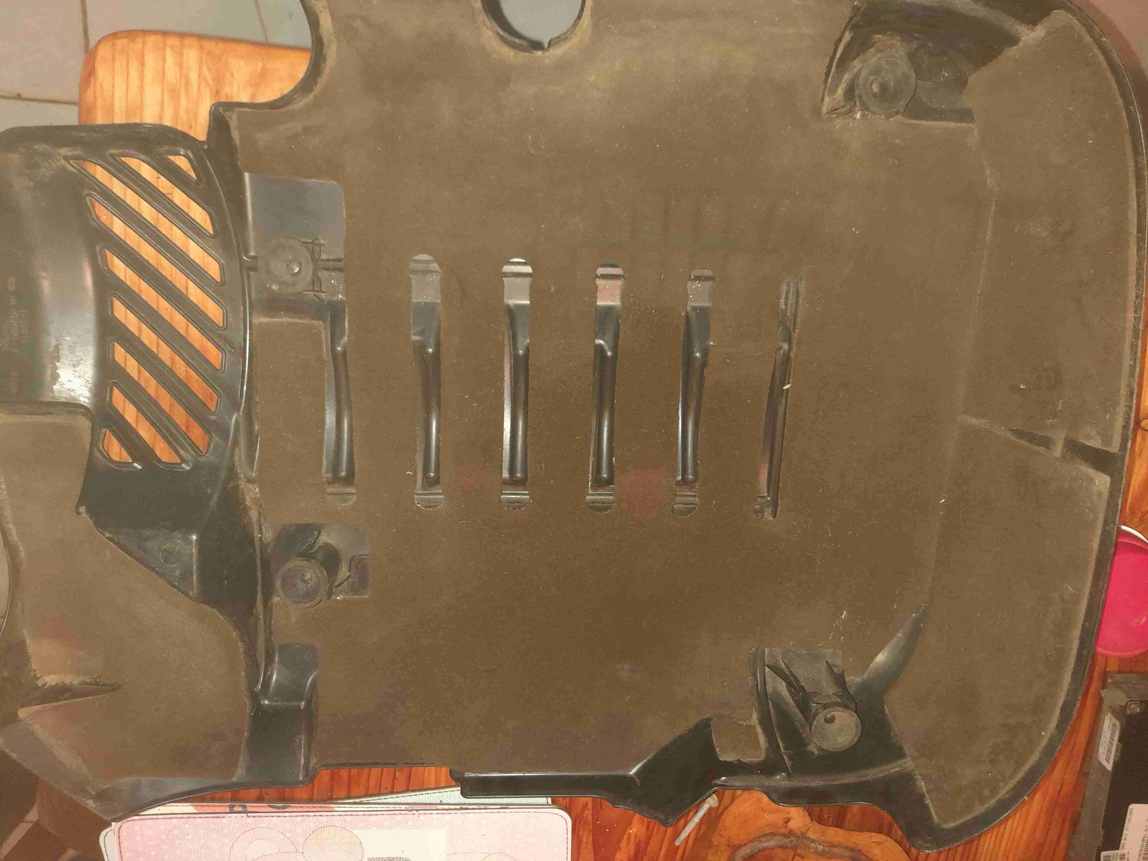 Cubierta de motor Chrysler 4.0L - miniatura 4