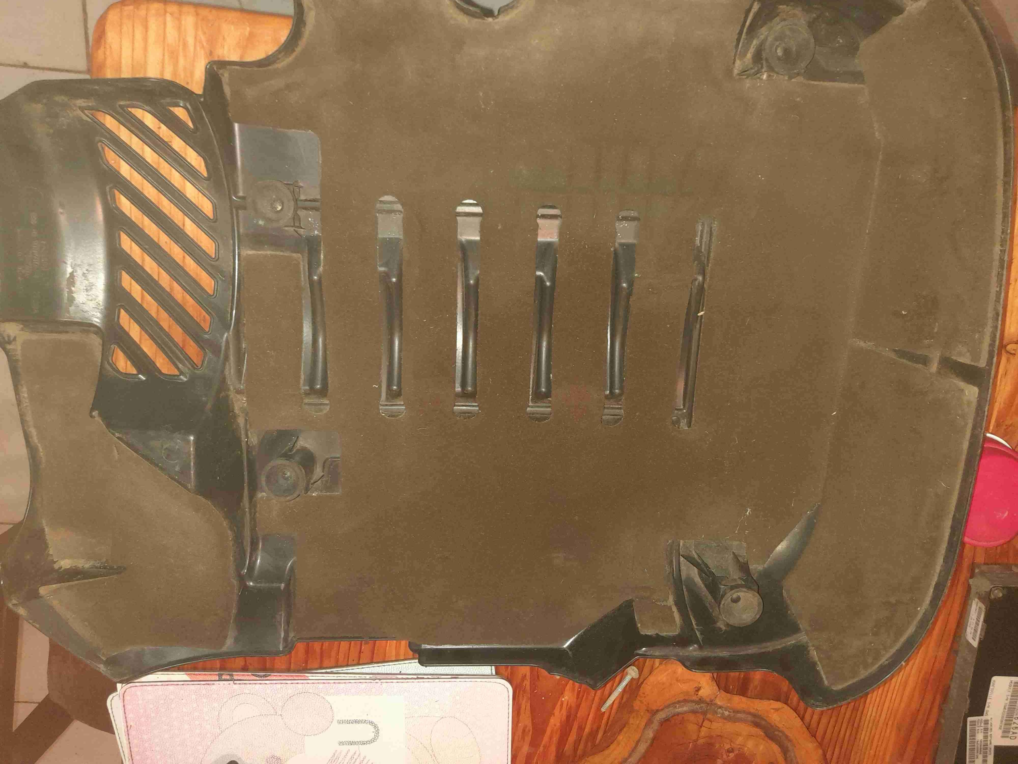 Cubierta de motor Chrysler 4.0L - miniatura 5